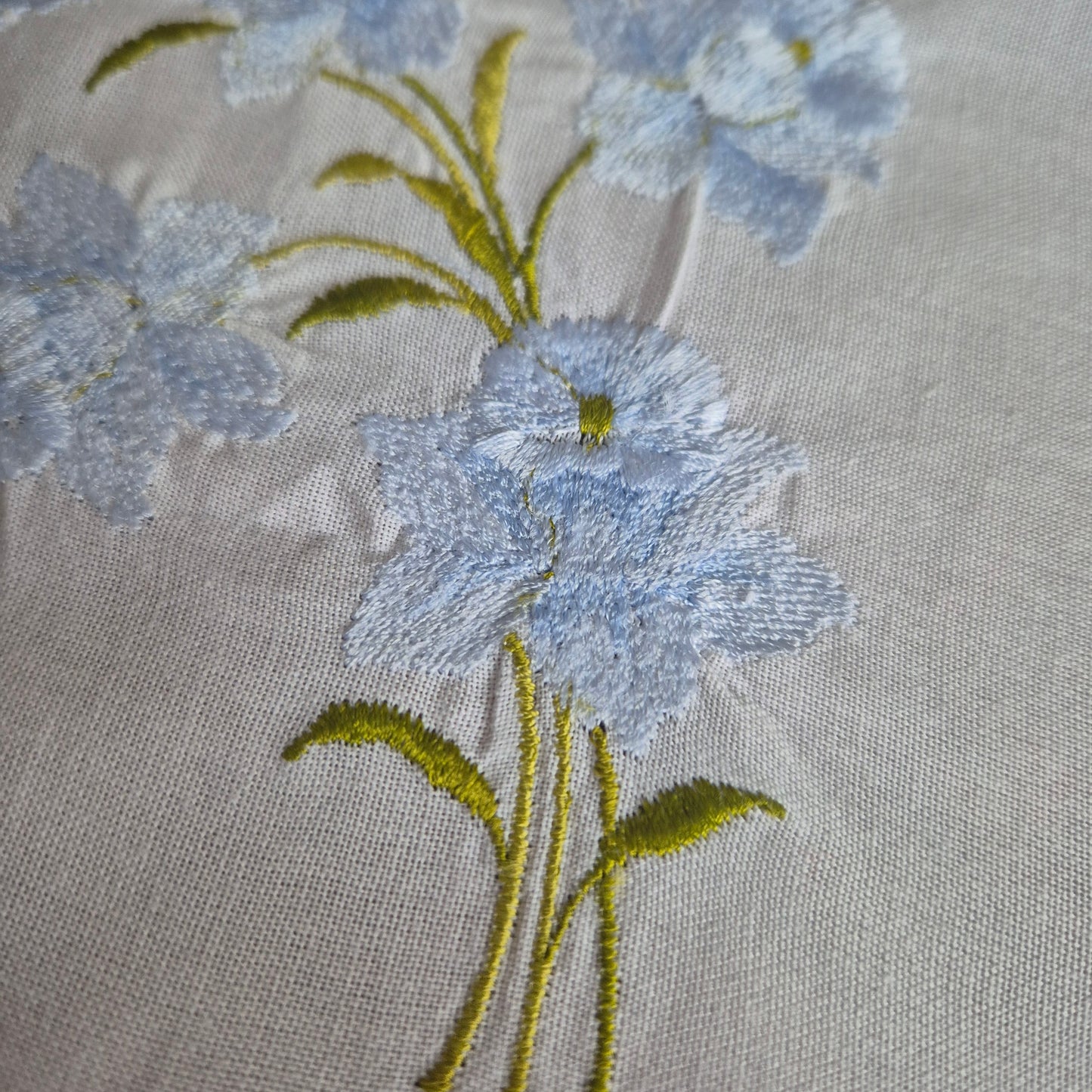 Vintage Tischdecke Baumwolle mit Blumenstickerei und durchbrochener Spitze 82x79cm