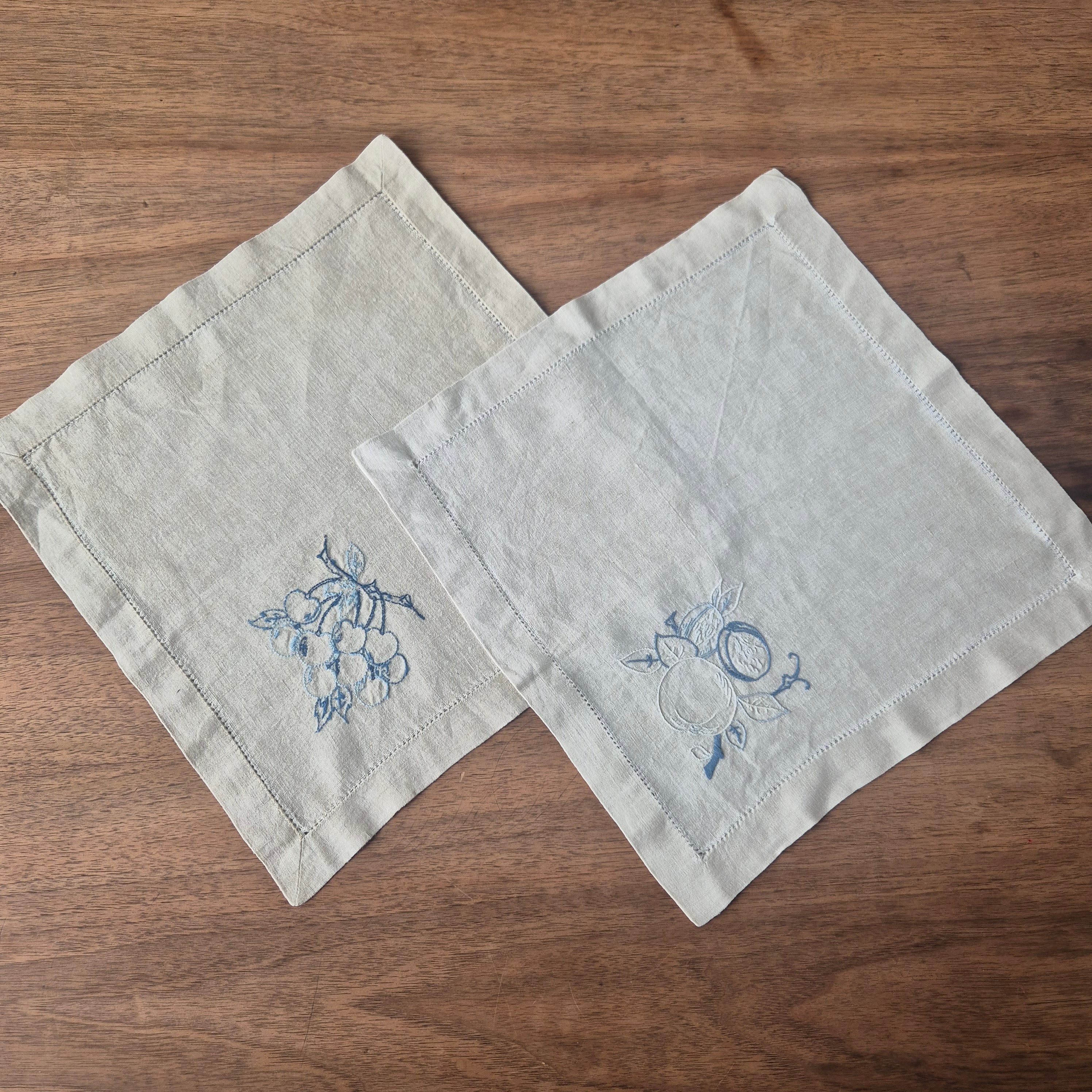 2x Antike Stofftaschentücher Servietten beige bestickt Obst Leinen 30x30cm