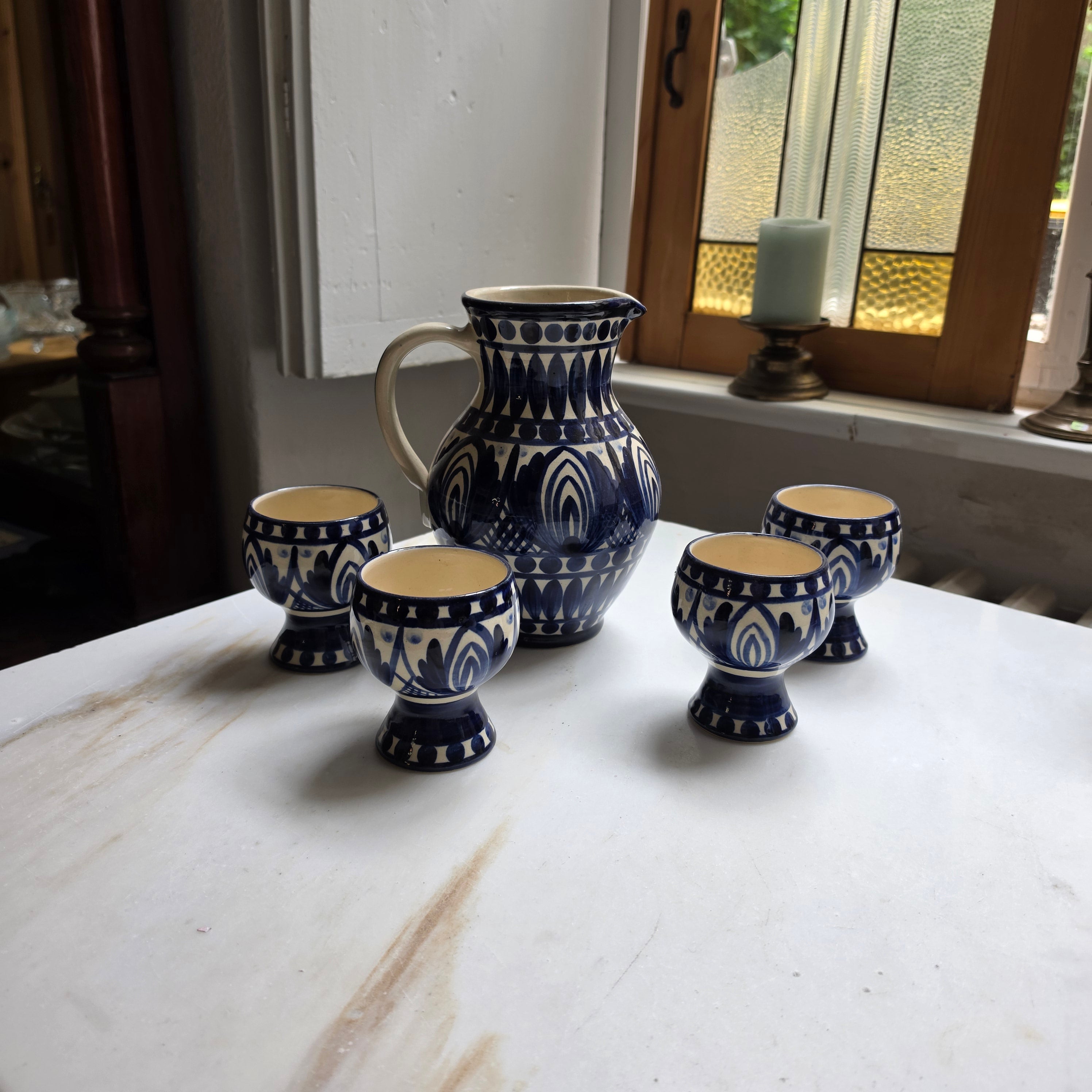 Vintage Keramik Wasser-Set - Saft-Set - Krug mit 4 Kelchen - Bechern - Blau-Weiß Handgemalt