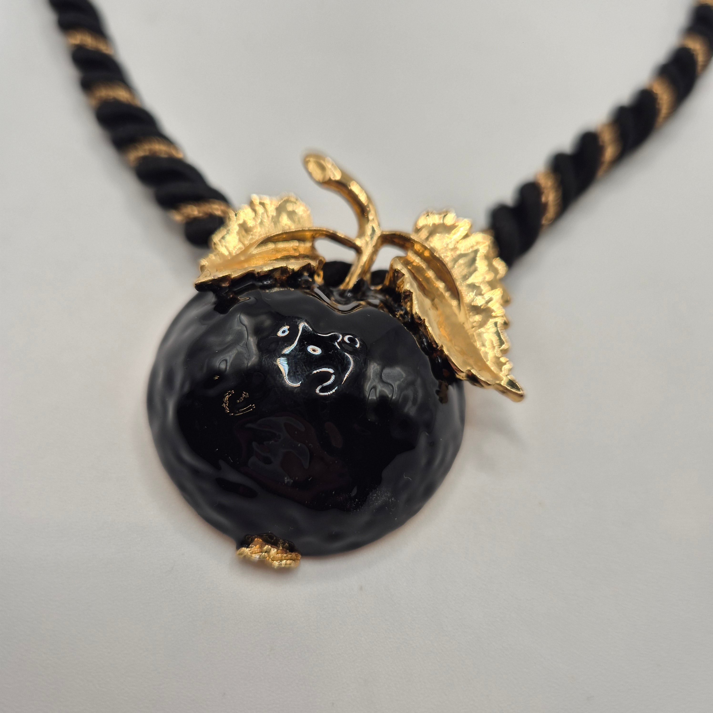 Vintage Halskette aus Stoffkordel mit schwarzem Apfel Anhänger edel Unikat Handmade 80er Jahre gold schwarz