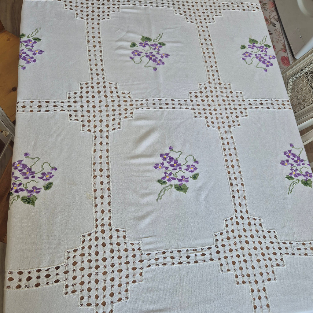 Vintage DDR Tischdecke weiß mit lila Blumenstickerei 220x130cm
