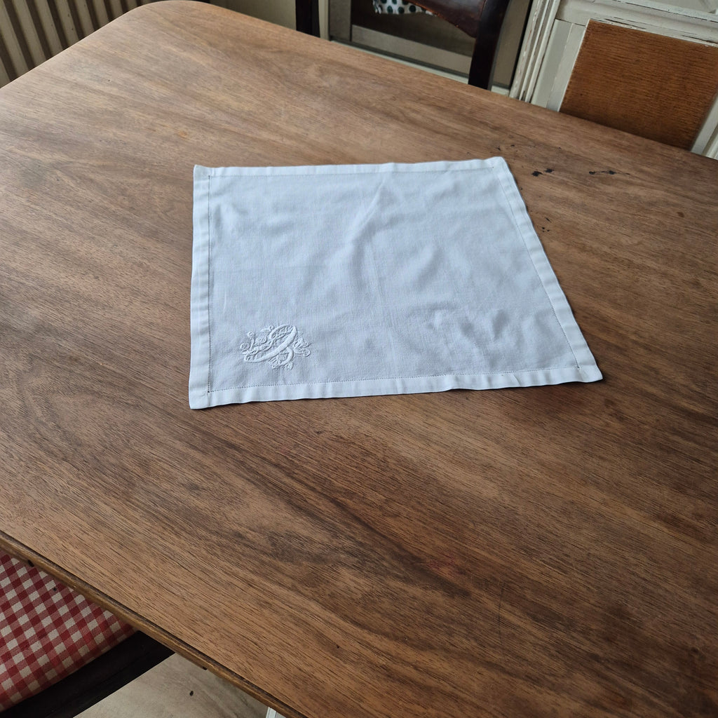 Antike Serviette / Zierdeckchen bestickt weiß klein 40x36cm ♡