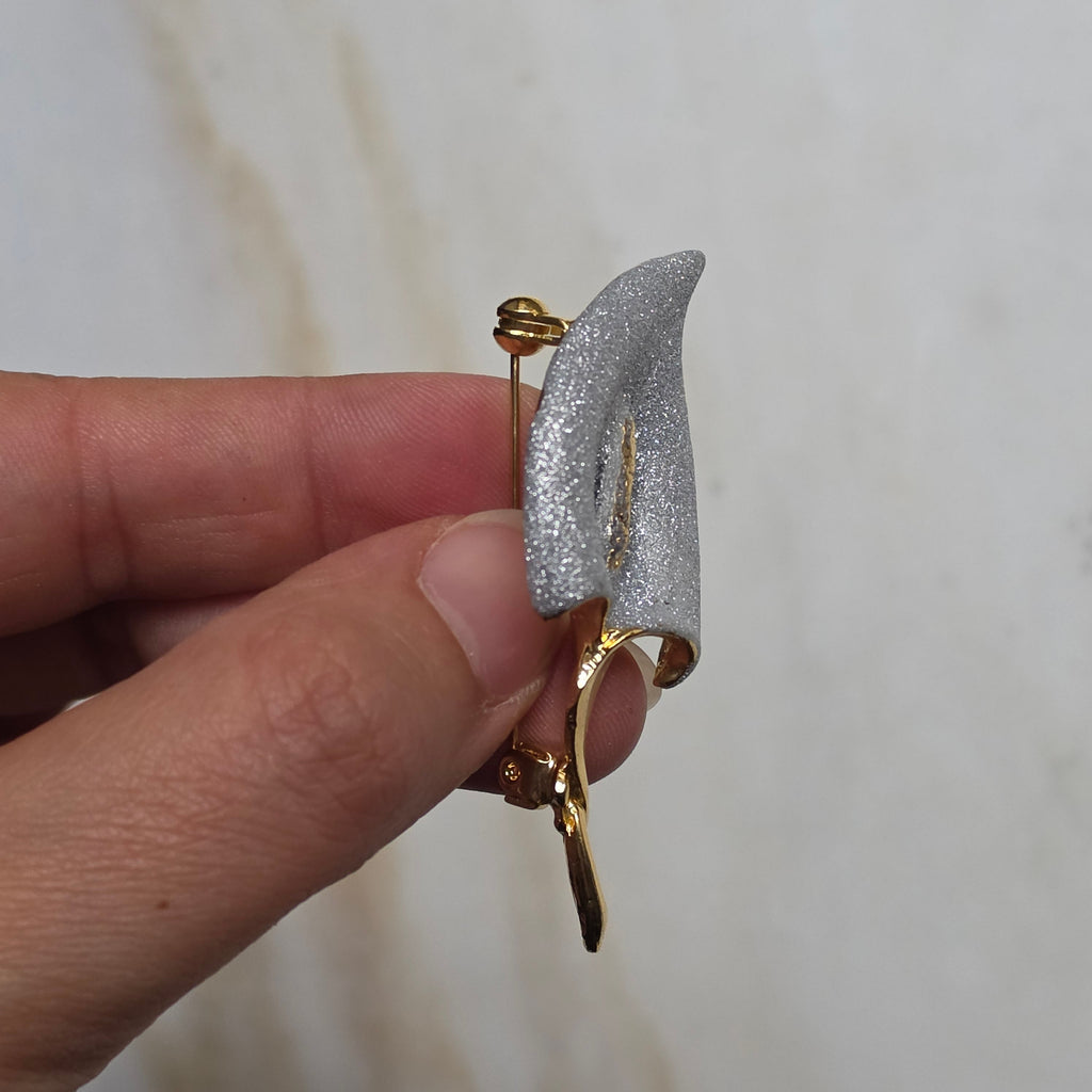 Elegante Zweifarbige Calla-Lilien-Inspirierte Brosche – Gold & Glitzer-Silber