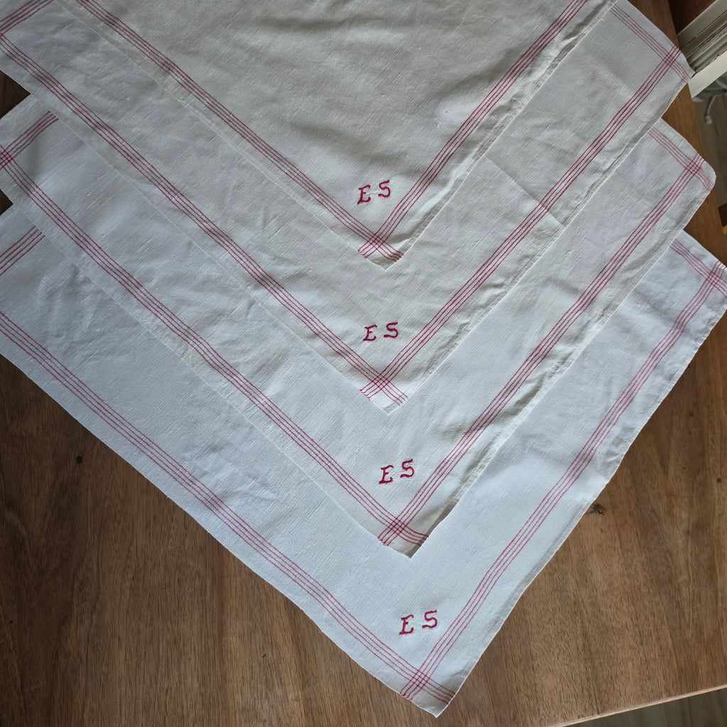 4x Antike Leinen-Geschirrtücher mit Monogramm „E.S.“ –