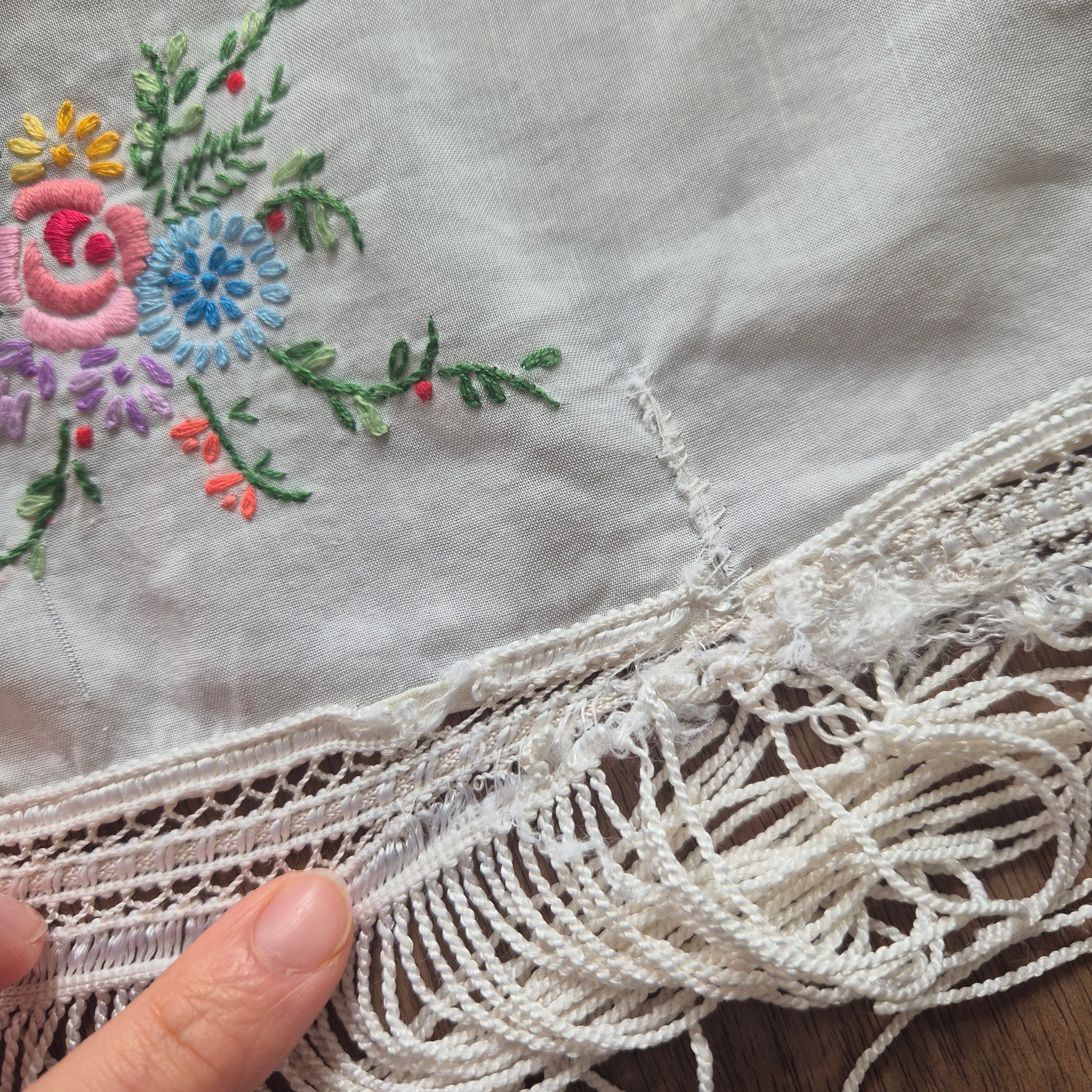 Deutsches Klaviertuch Schultertuch Vintage Antik 1950er bestickt mit Blumen Klavierschal 110x115cm weiß 🤍