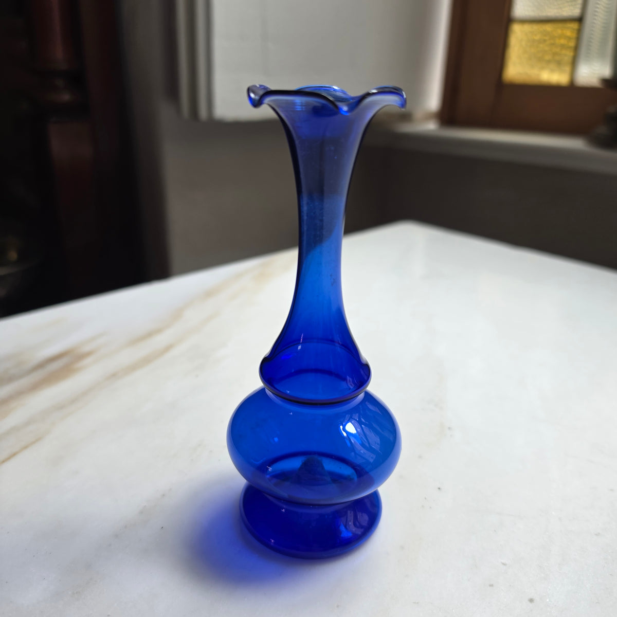 Eleganter Vintage Solitär-Vase aus kobaltblauem Glas – Mundgeblasen mit gewelltem Rand