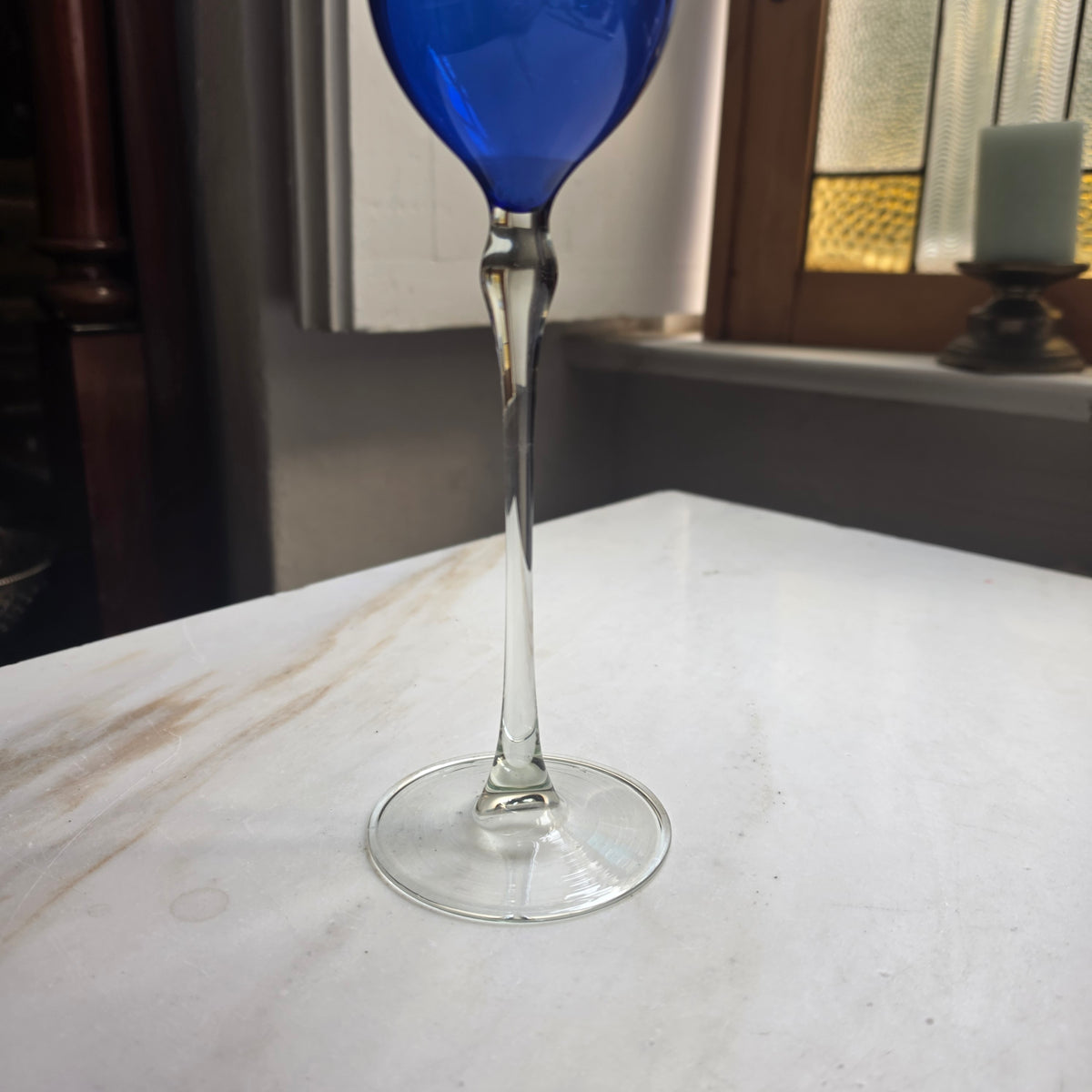 Elegante Mundgeblasene Solitär-Vase aus Kobaltblauem Glas mit Langem Stiel