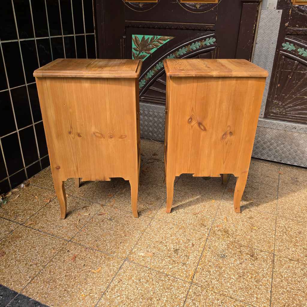 2x Biedermeier Nachtschränkchen – Massivholz mit Messingknopf