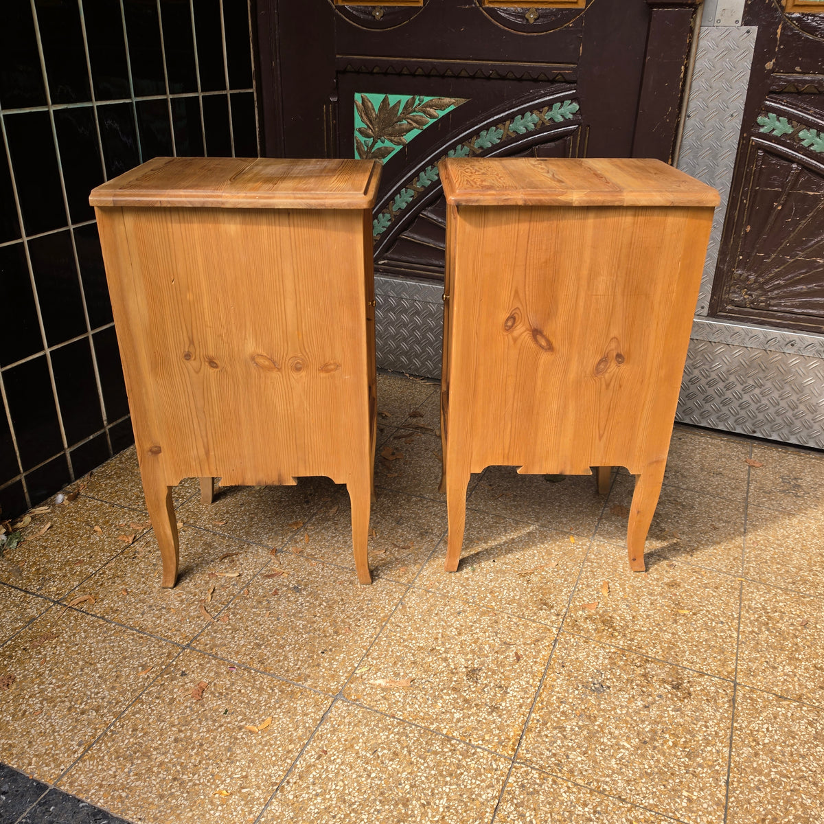 2x Biedermeier Nachtschränkchen – Massivholz mit Messingknopf