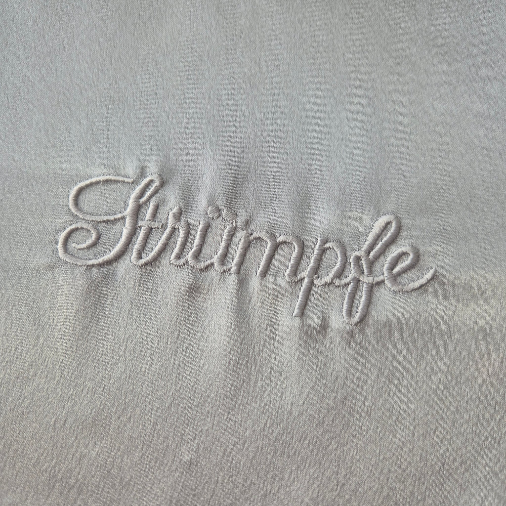 West Germany Stofftäschchen Satinoptik grau Aufbewahrung 20x35cm Tasche bestickt mit Aufschrift "Strümpfe"🤍