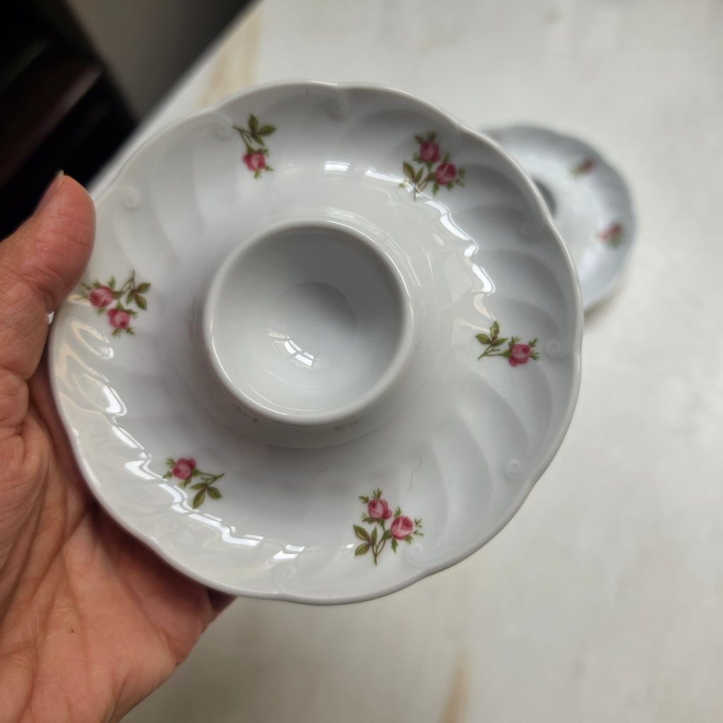 Vintage Porzellan-Eierbecher-Set (3-teilig) mit rosem Röschen-Dekor & Ablage