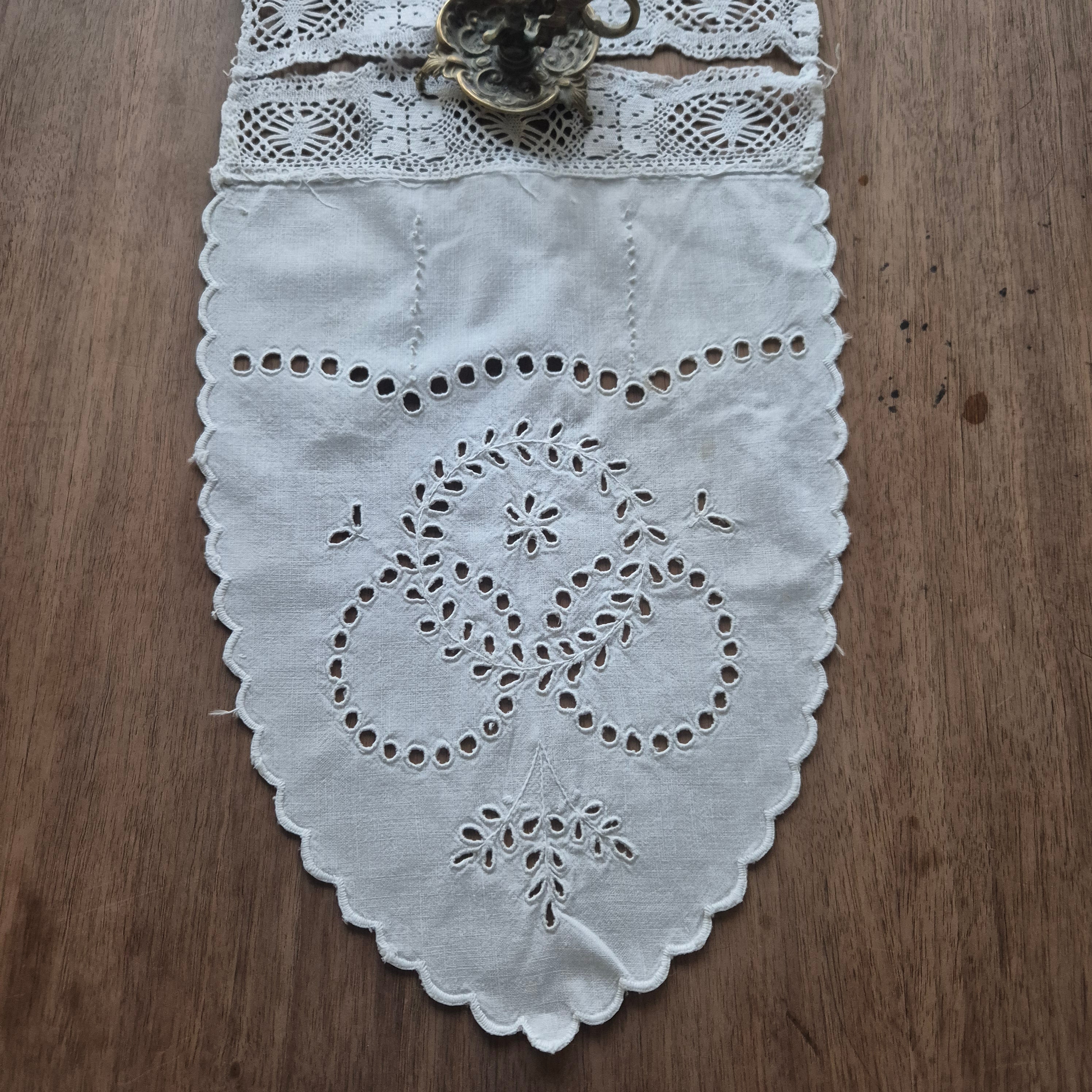 Antikes französisches kleines Deckchen Wimpel weiß Baumwolle 80x26cm