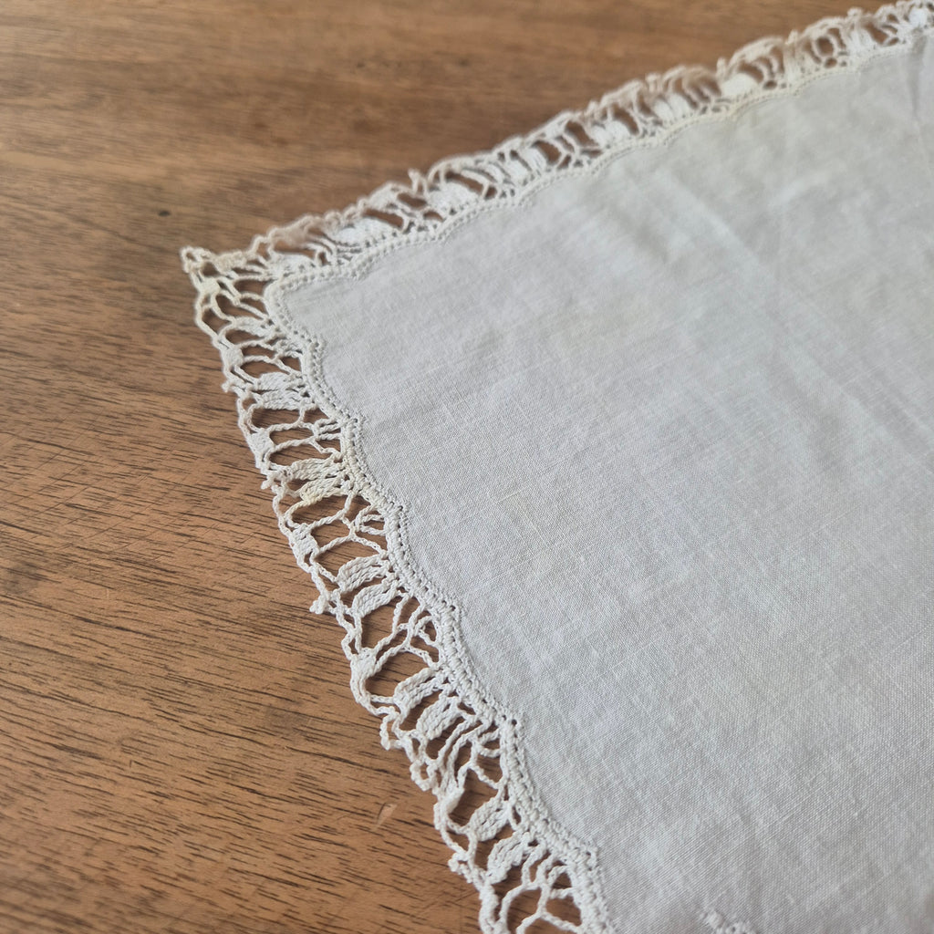 Vintage Stofftaschentuch weiß Stickerei Baumwolle gehäkelt/geklöppelt 28x28cm (Flecken)