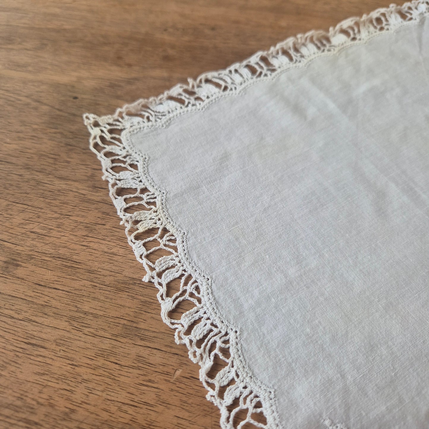 Vintage Stofftaschentuch weiß Stickerei Baumwolle gehäkelt/geklöppelt 28x28cm (Flecken)