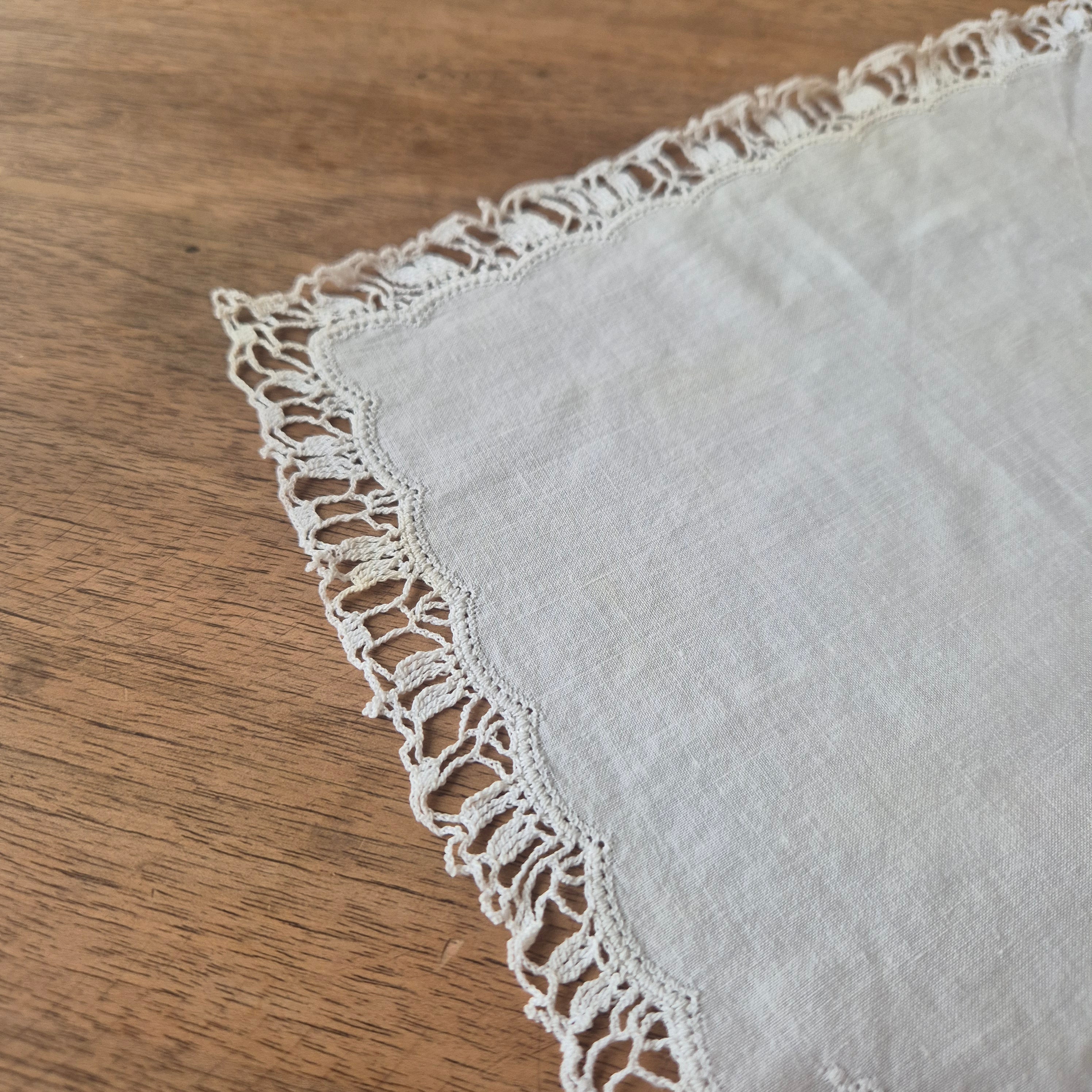 Vintage Stofftaschentuch weiß Stickerei Baumwolle gehäkelt/geklöppelt 28x28cm (Flecken)