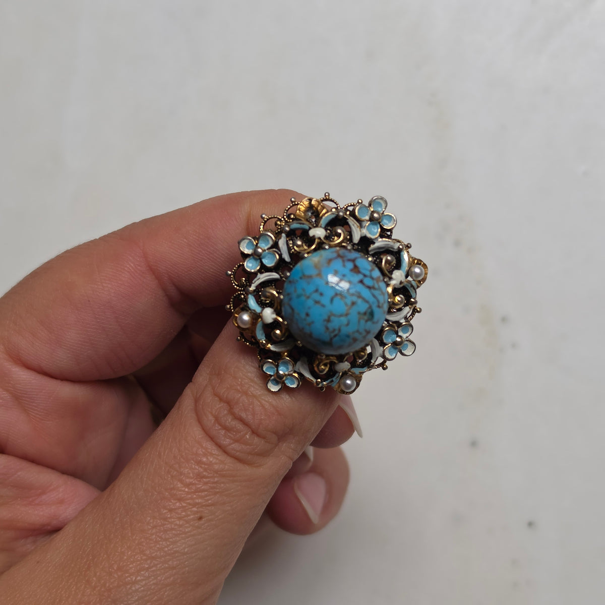 Vintage-Stil Brosche mit Türkis-Imitat, Emaille und Perlen