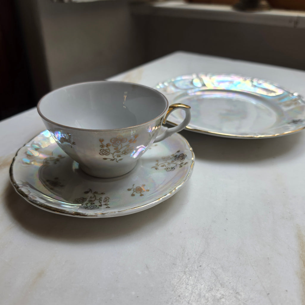 Vintage Kahla Porzellan Sammeltasse mit Lüsterglasur & Golddekor - 3-teiliges Gedeck Made in GDR