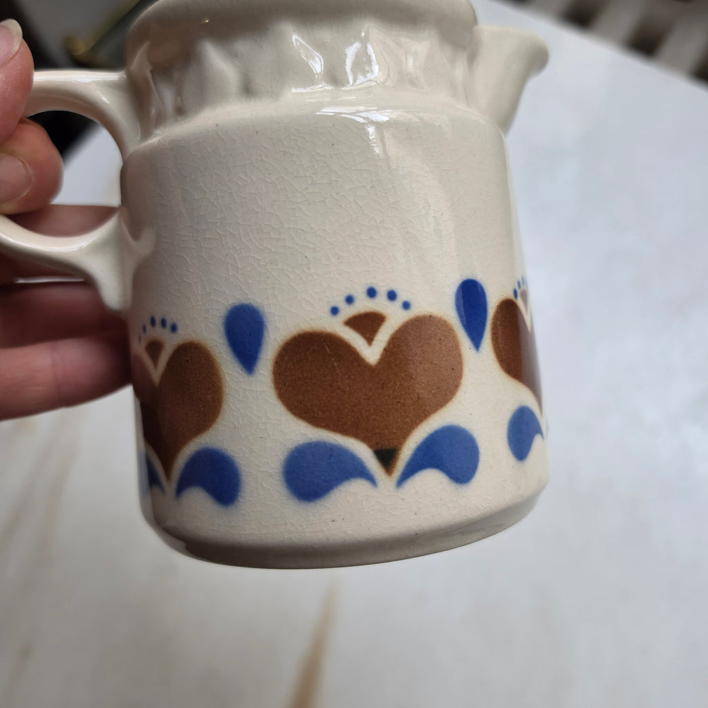 Vintage Keramik - Milchkännchen mit Herz-Dekor – Wächtersbach Stil (Braun/Blau)