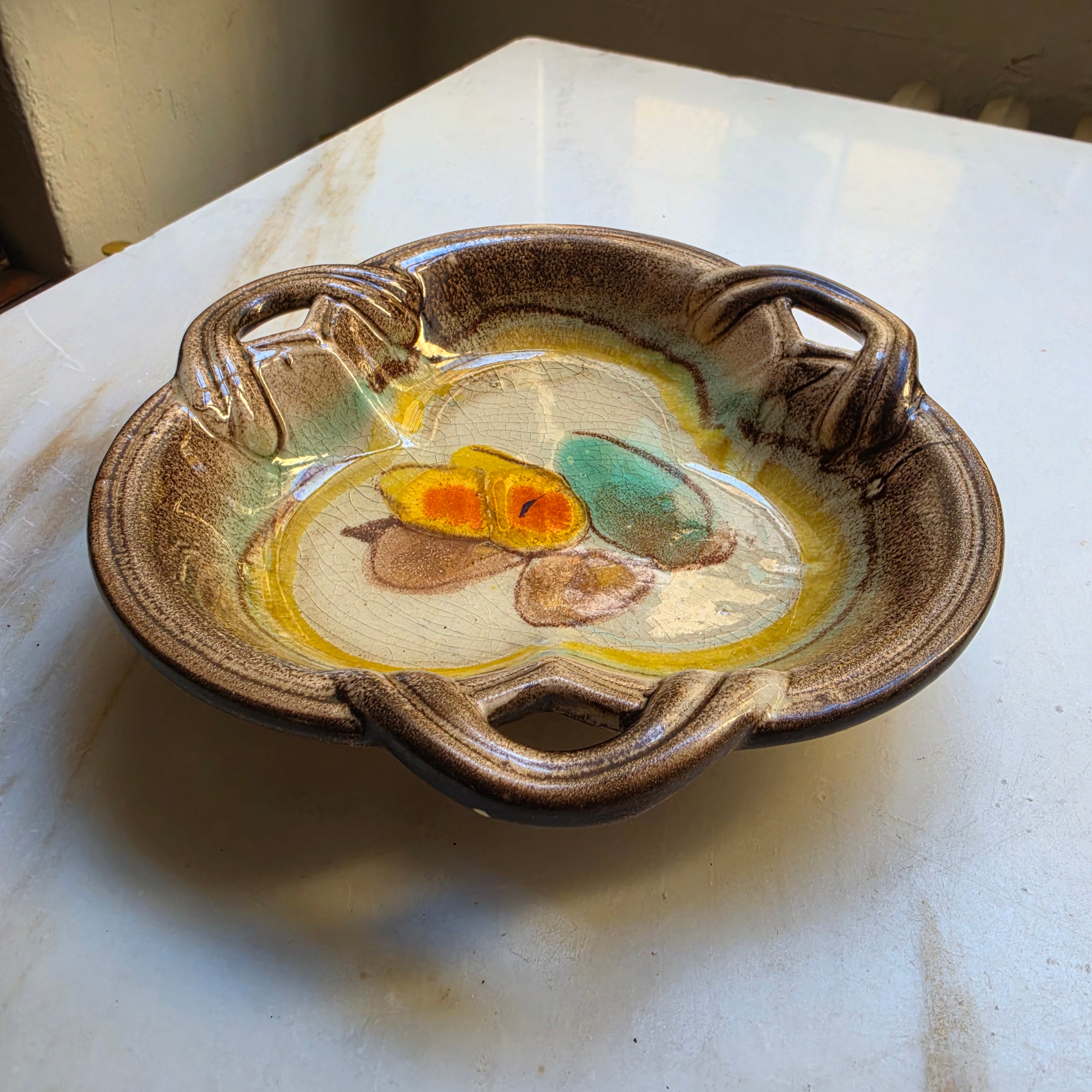Vintage handbemalte Art Deco Keramik-Obstschale mit Laufglasur