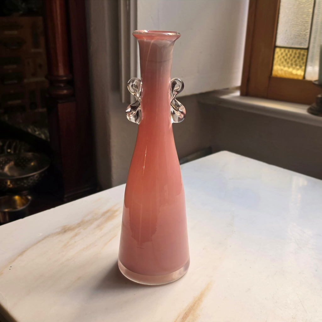Vintage Rosa Opalglas-Vase mit Glasschlaufen - Mundgeblasene Solifleur Vase im Mid-Century Stil