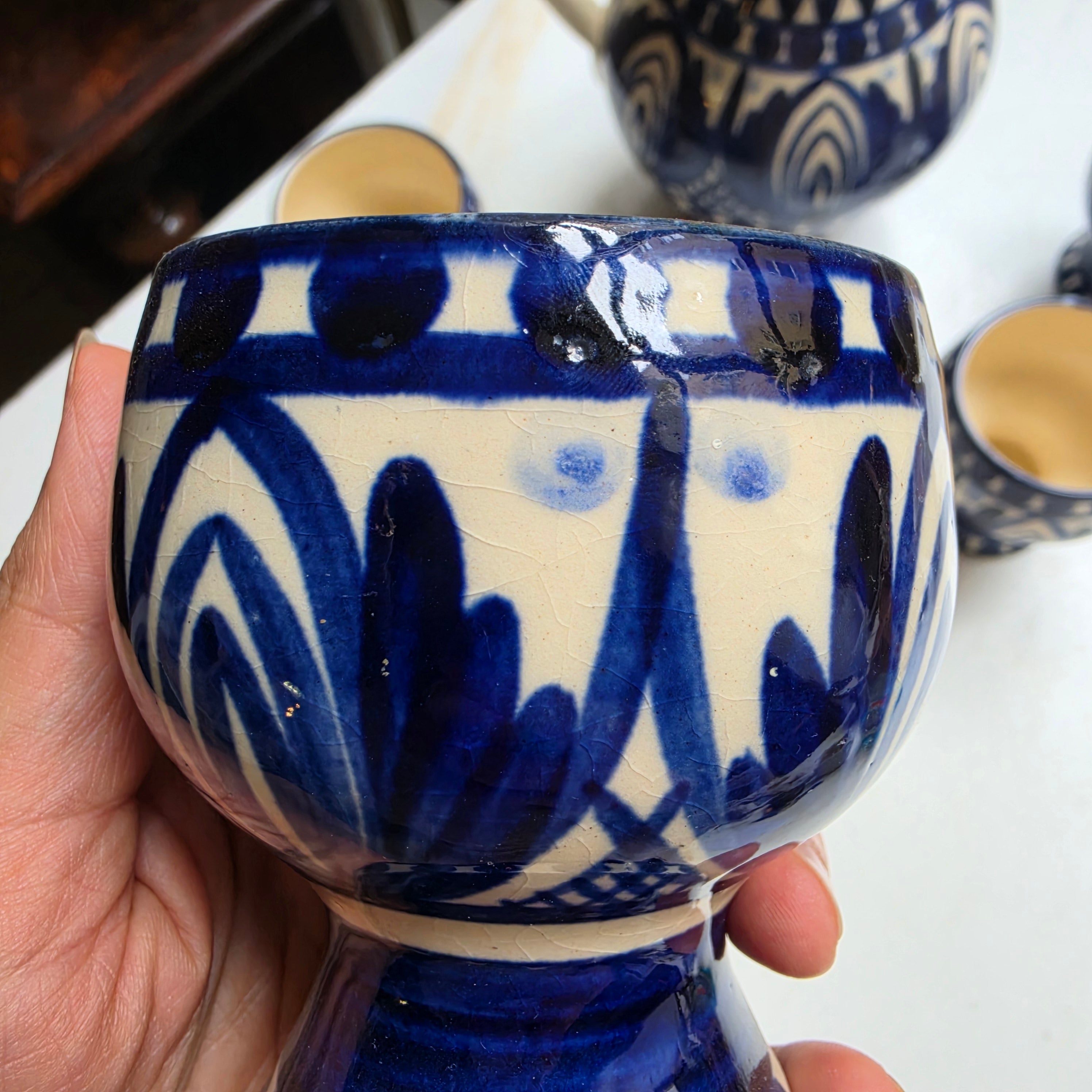 Vintage Keramik Wasser-Set - Saft-Set - Krug mit 4 Kelchen - Bechern - Blau-Weiß Handgemalt