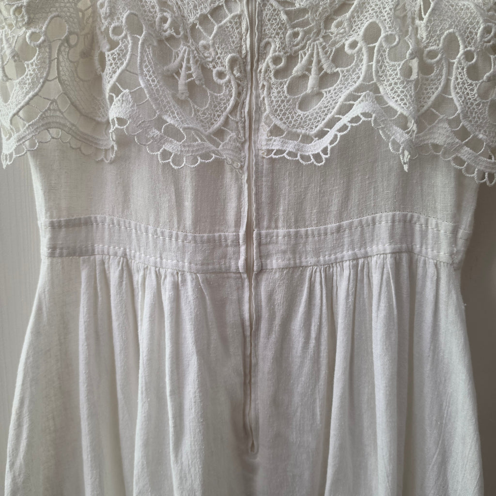 Romantisches Vintage Trägerkleid – Weißes Halbleinen & Spitze (Handgemachtes Unikat)