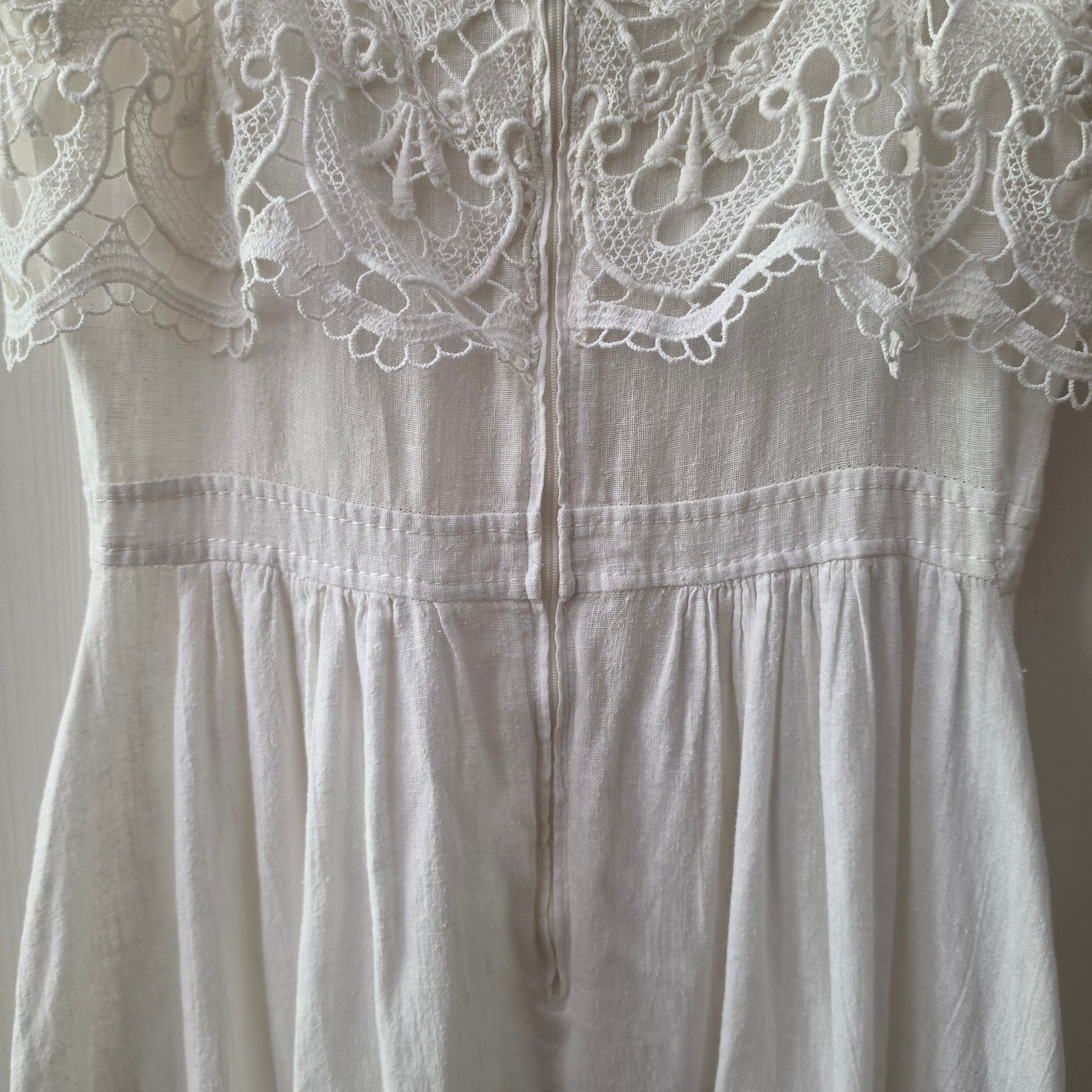 Romantisches Vintage Trägerkleid – Weißes Halbleinen & Spitze (Handgemachtes Unikat)