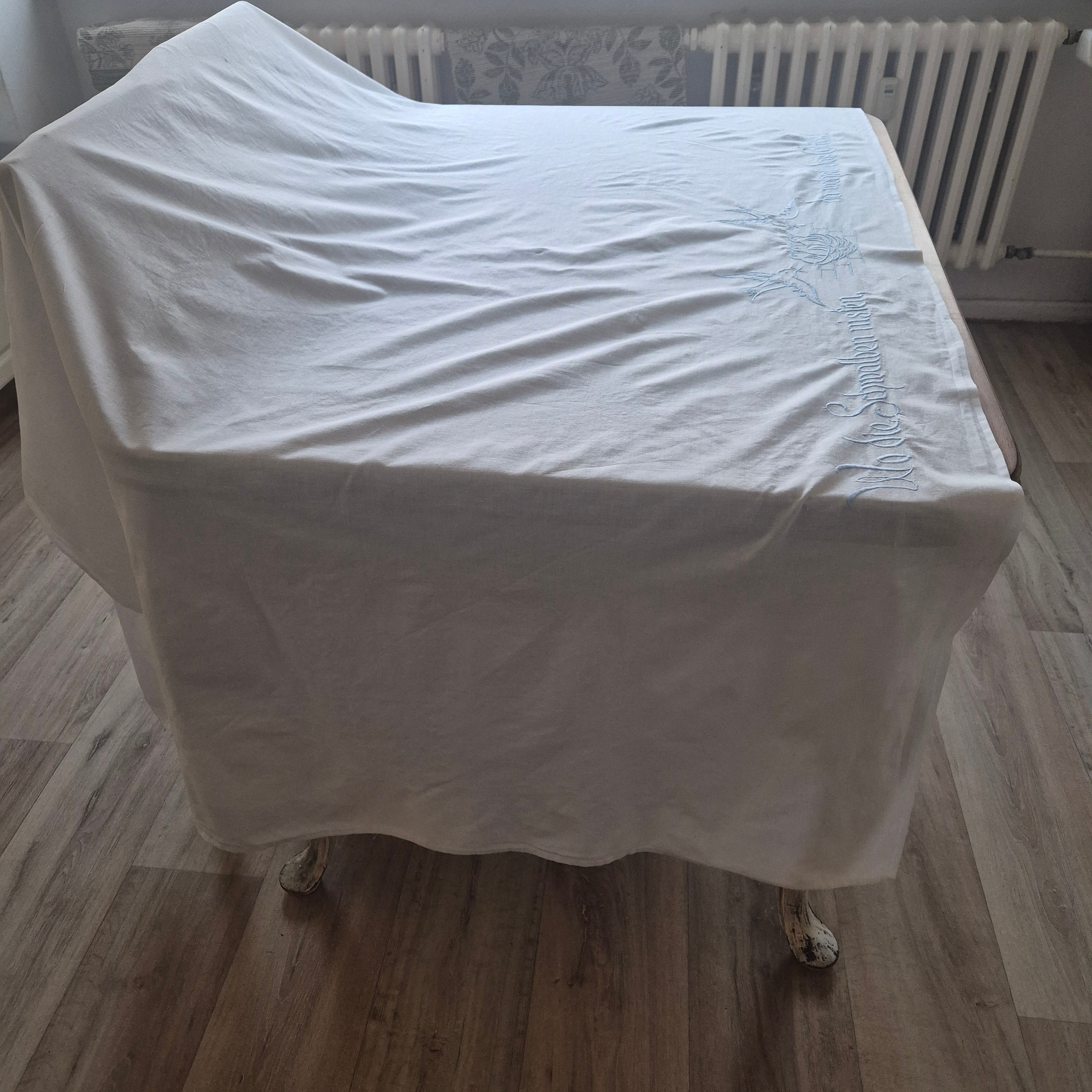 Großes Baumwolltuch mit Spruch "Wo die Schwalben nisten, da wohnt das Glück!" 140x210cm
