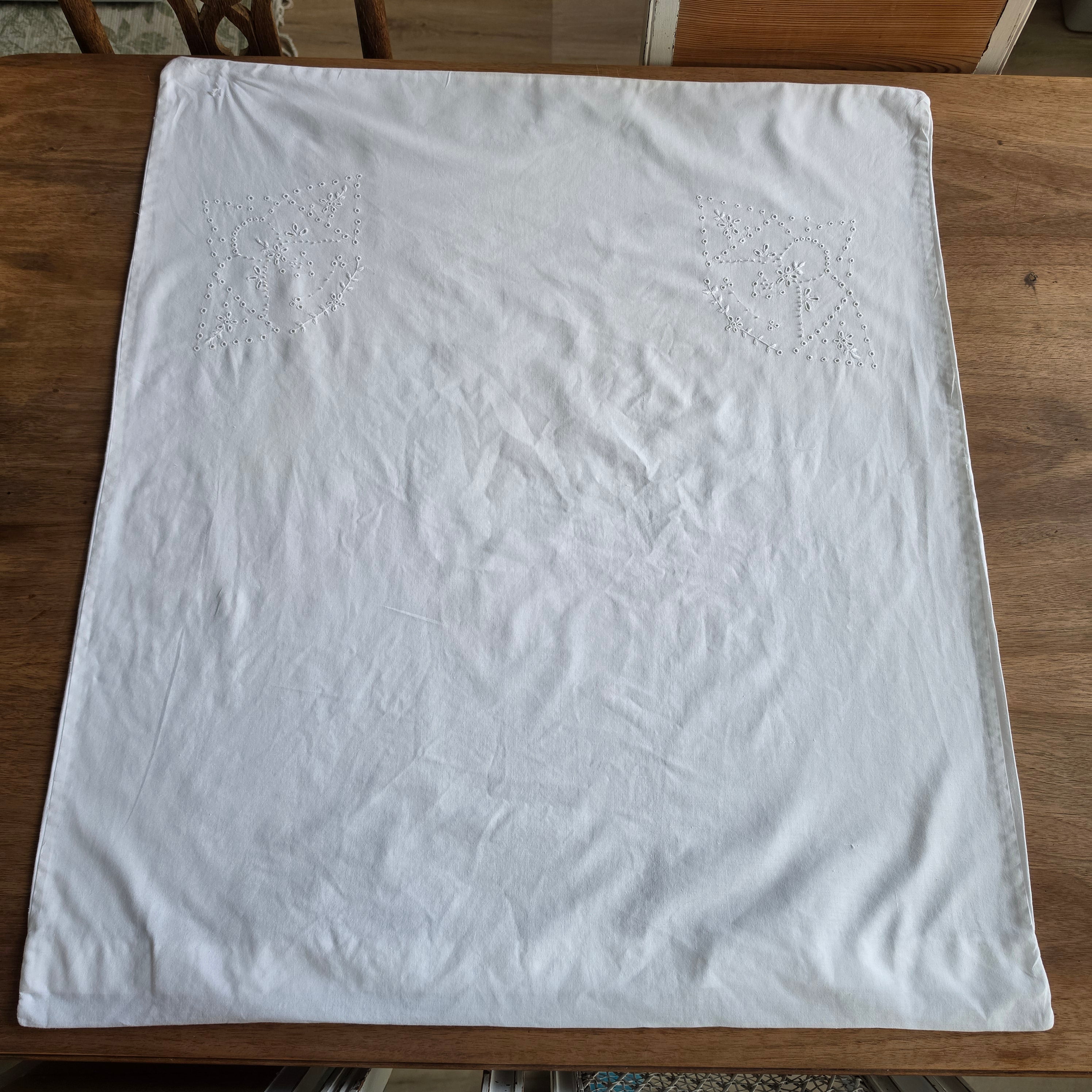 Antiker Paradekissen-Bezug mit Lochstickerei – Um 1900 - 70x80cm Baumwolle (unperfekt)