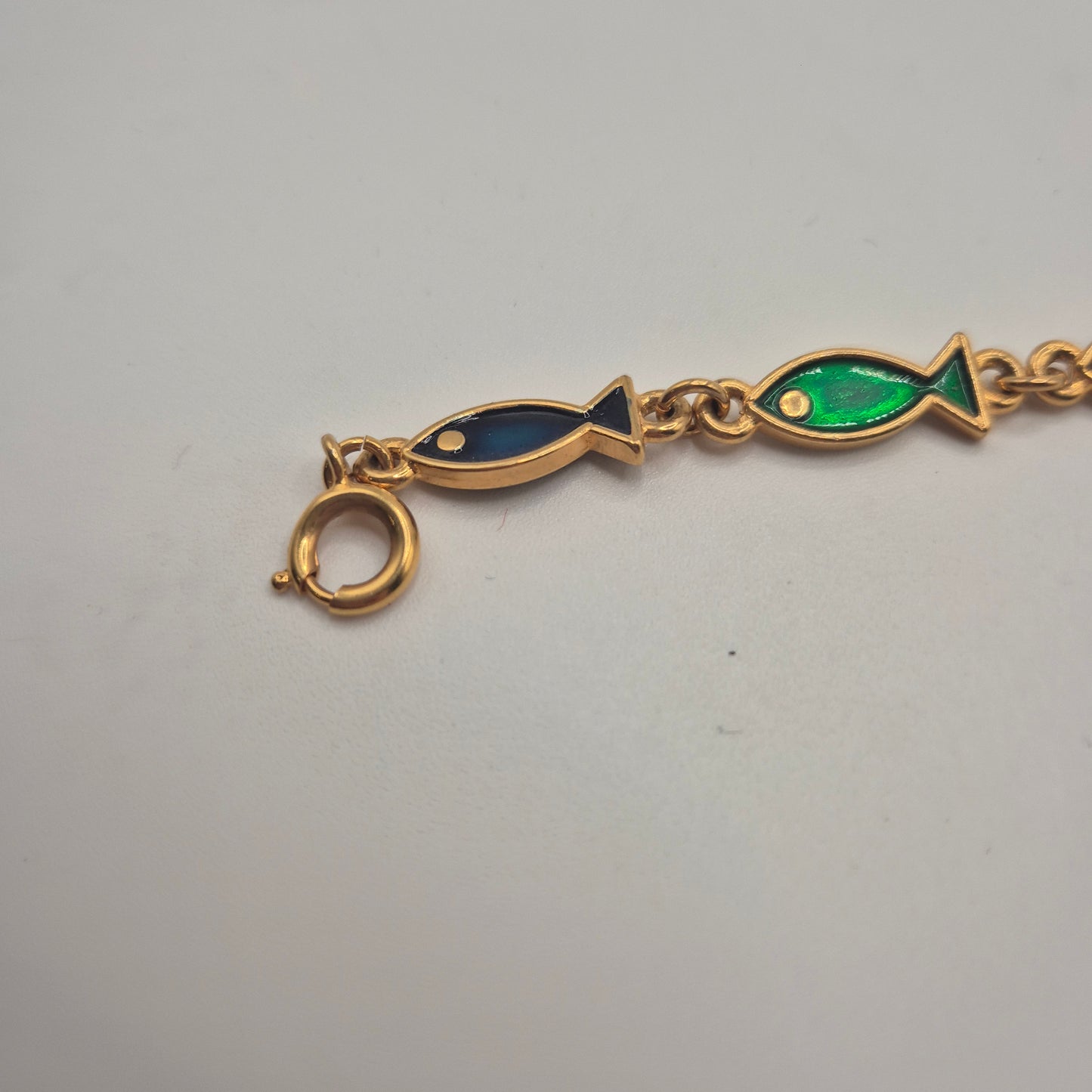 Goldenes Vintage Armband mit grünen blauen Emaille-Fischen 70er Jahre
