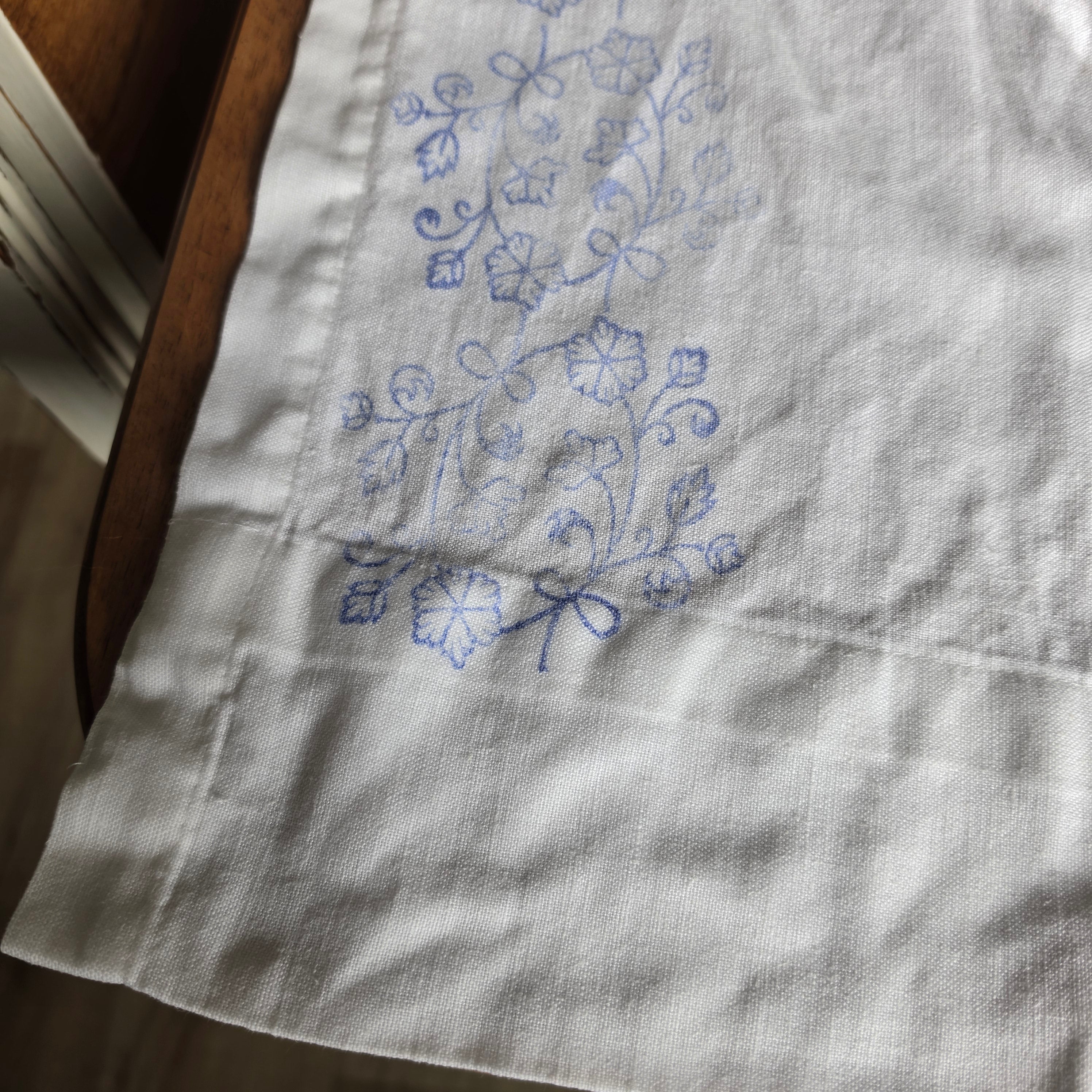 Original DDR Vintage Gardine - Weißer Vorhang mit blauem Grafik-Druck links Ostalgie 117x172cm