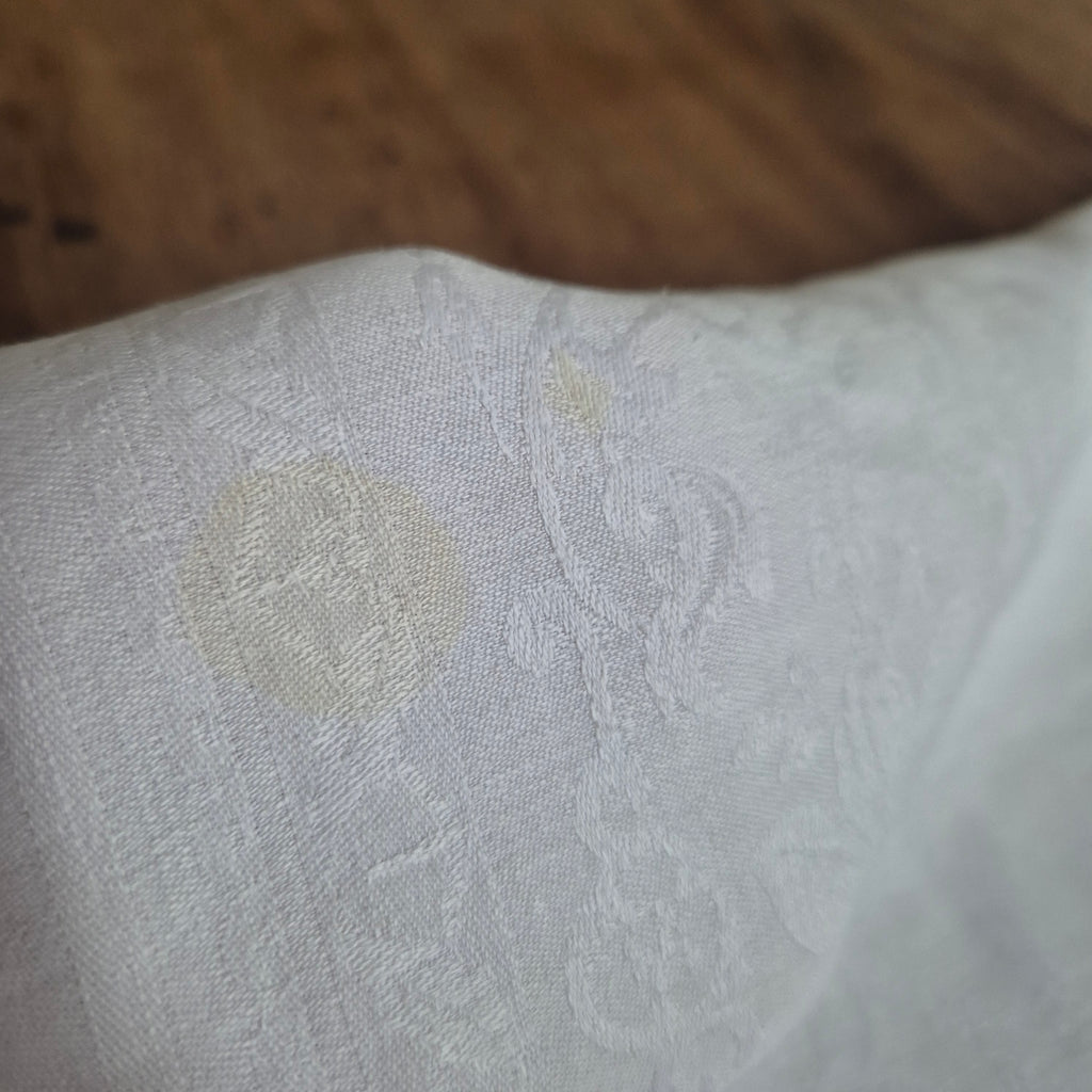 Antike Jugendstil Serviette/Mitteldecke weiß 66x66cm Damast Blumen Stockflecken Monogramm B. Ein fleck