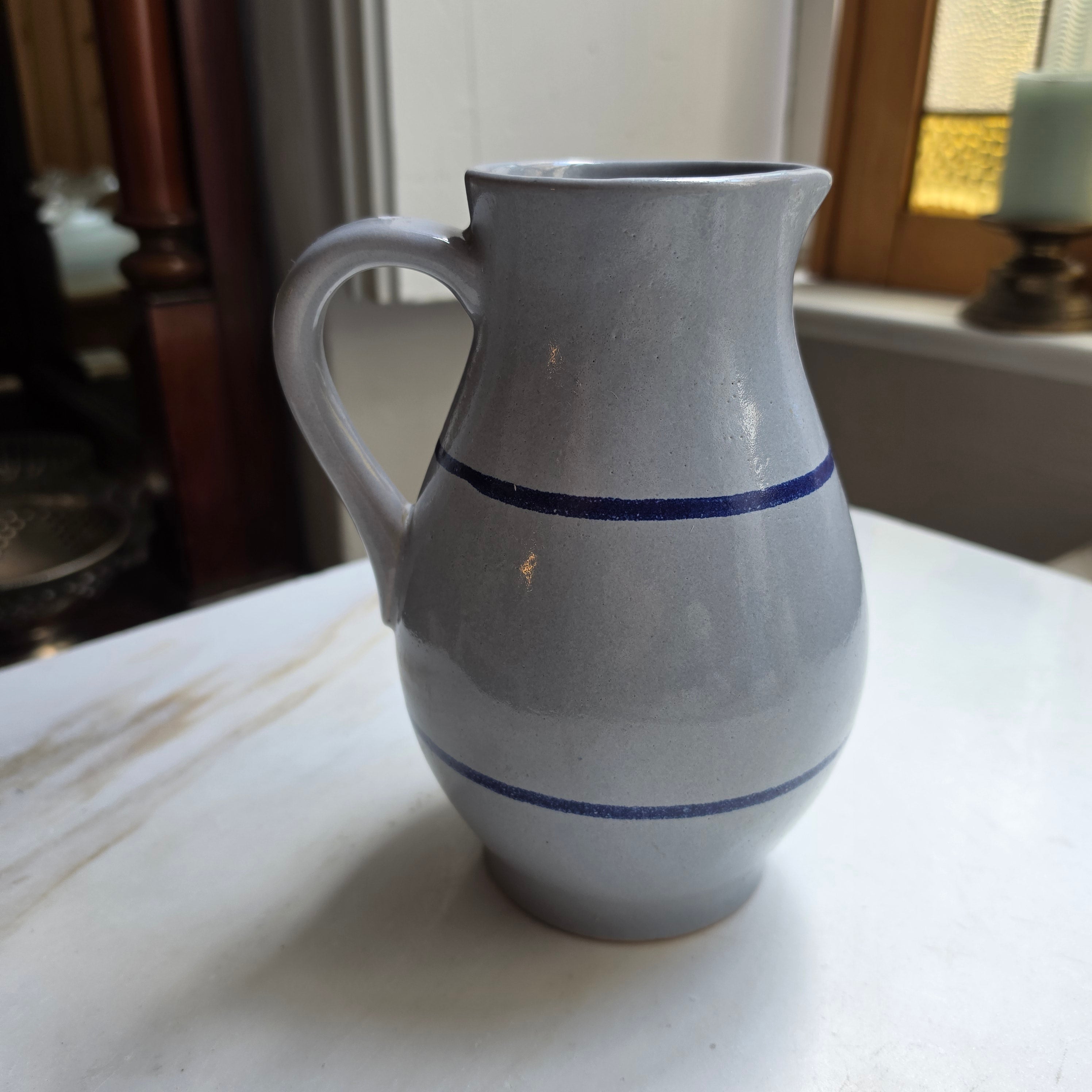 Vintage Keramik-Krug „Blumen-Dekor“ – Handmade - grau blau