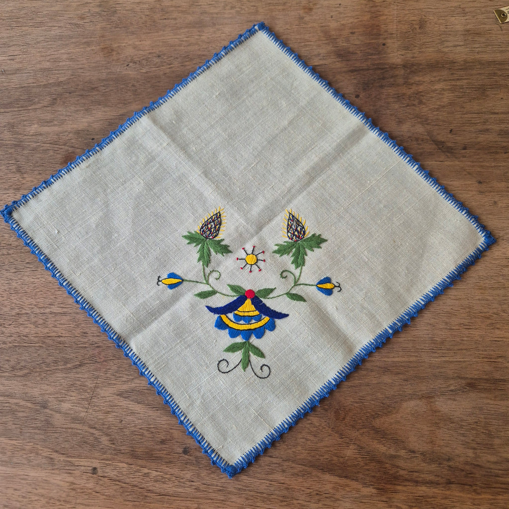 Kleines DDR Zierdeckchen Leinen Handgestickt 32x32cm