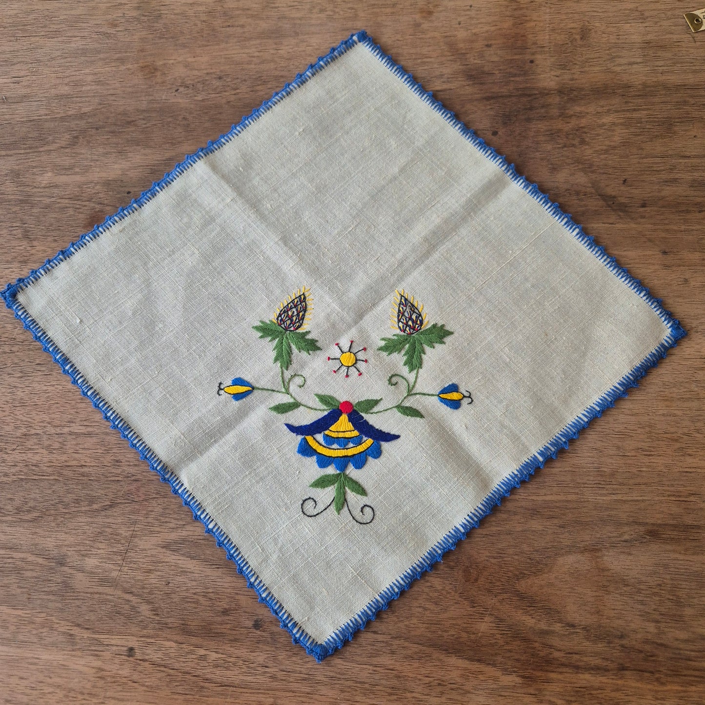 Kleines DDR Zierdeckchen Leinen Handgestickt 32x32cm