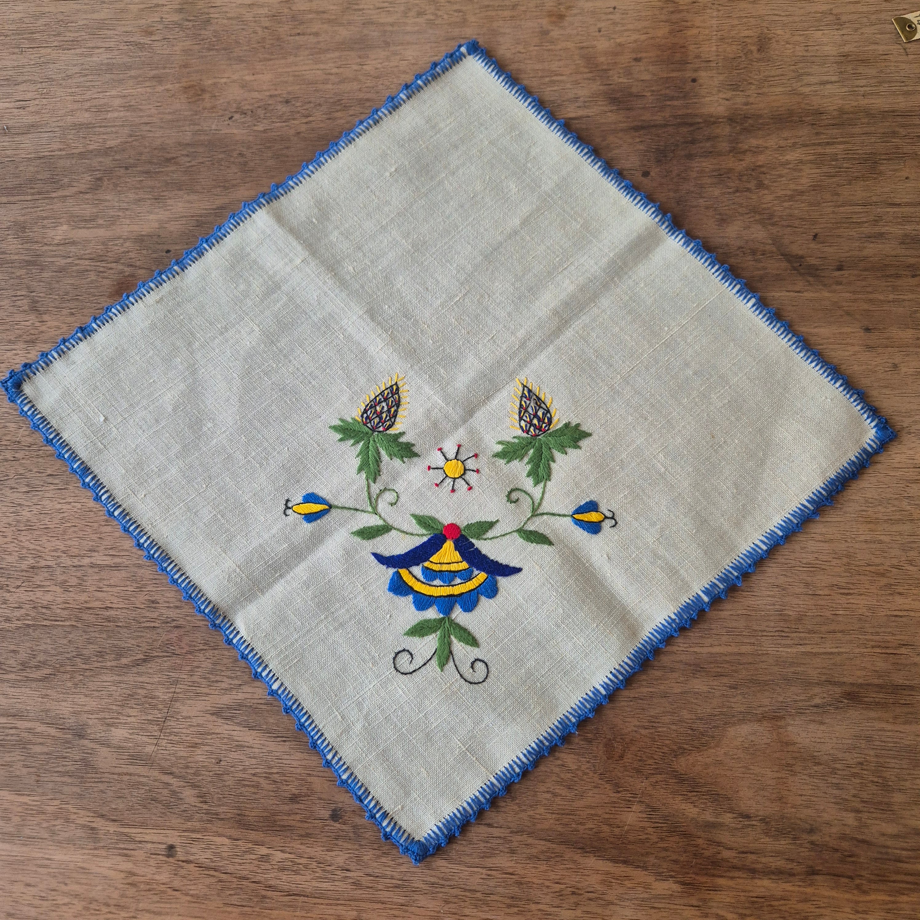 Kleines DDR Zierdeckchen Leinen Handgestickt 32x32cm