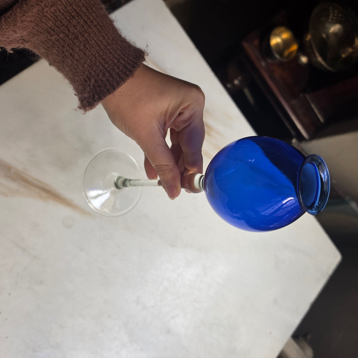 Elegante Mundgeblasene Solitär-Vase aus Kobaltblauem Glas mit Langem Stiel
