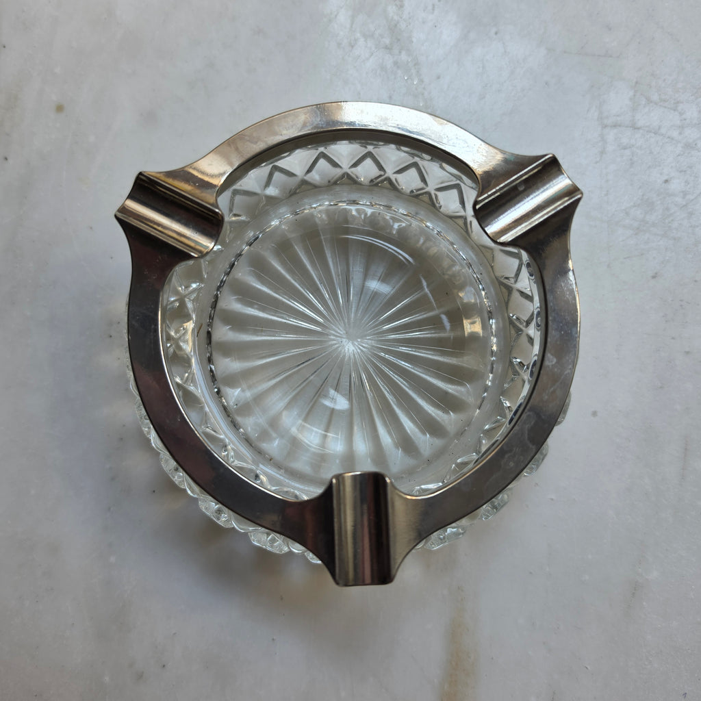 Vintage Kristall-Aschenbecher mit versilbertem Metallrand | Mid-Century Glas-Aschenbecher mit Rautenschliff