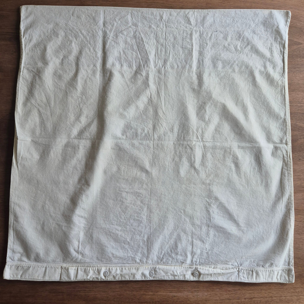 Stark vergilbter Kopfkissenbezug mit Monogram A.W. 75x70cm