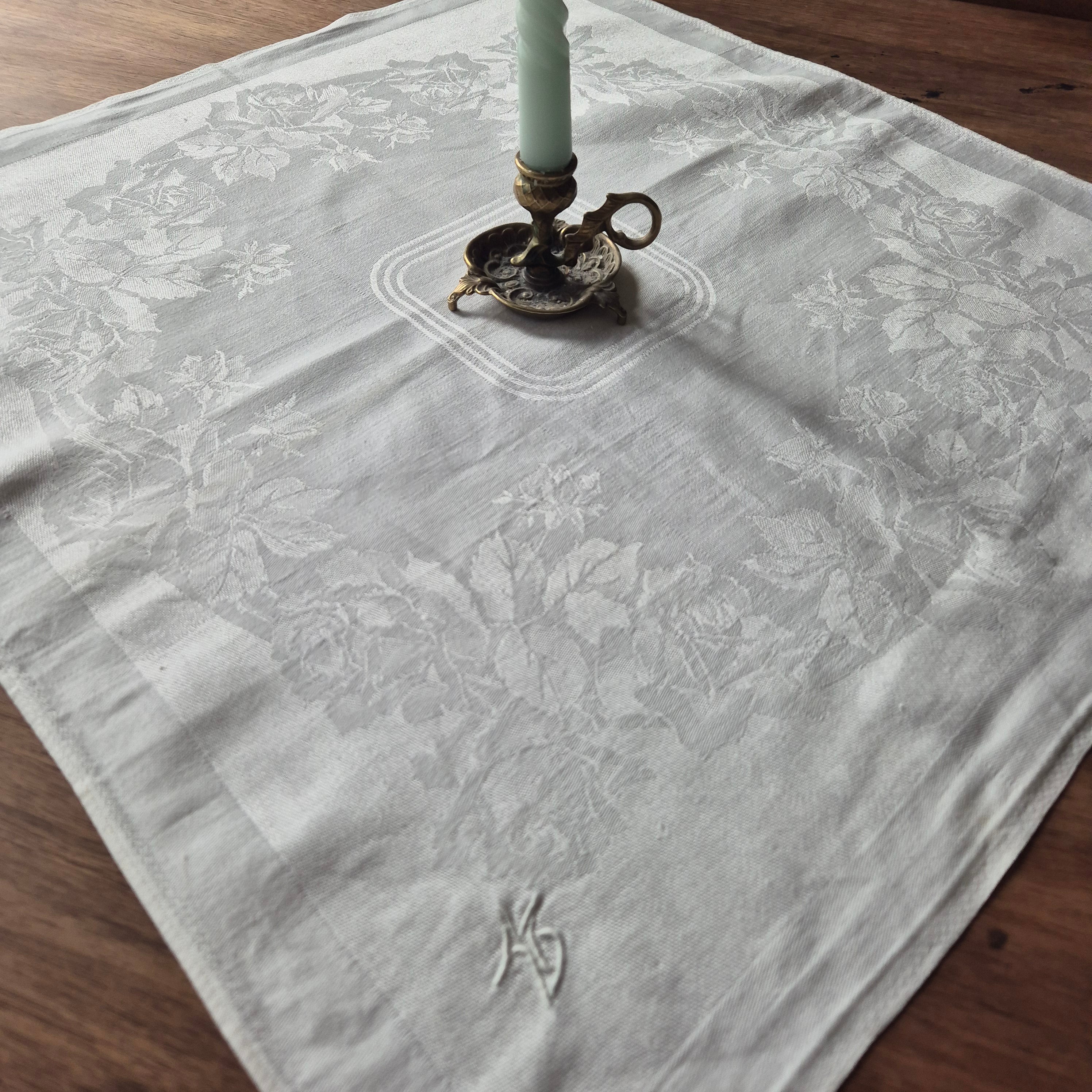 Antike Serviette oder Mitteldecke bestickt weiß klein 54x56cm Monogramm M.D. Damast 🤍
