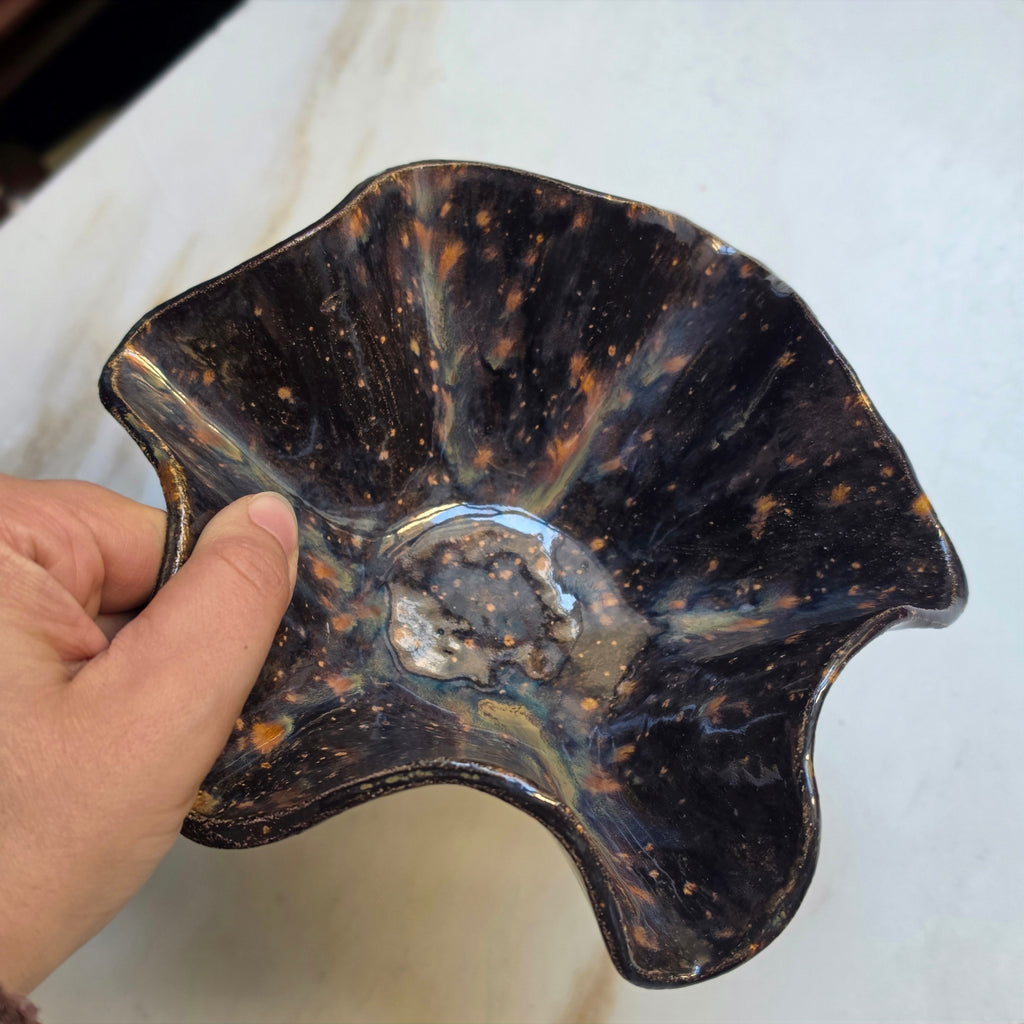 Handgefertigte Keramikschale „Cosmic Bloom“ – Unikat mit Effektglasur