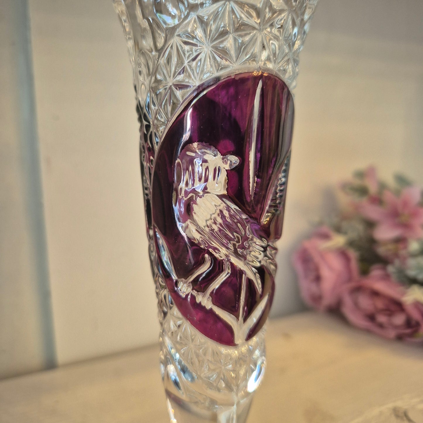 Vintage Bleikristall Hofbauer kleine Vase mit Vogelmotiv Weinrot