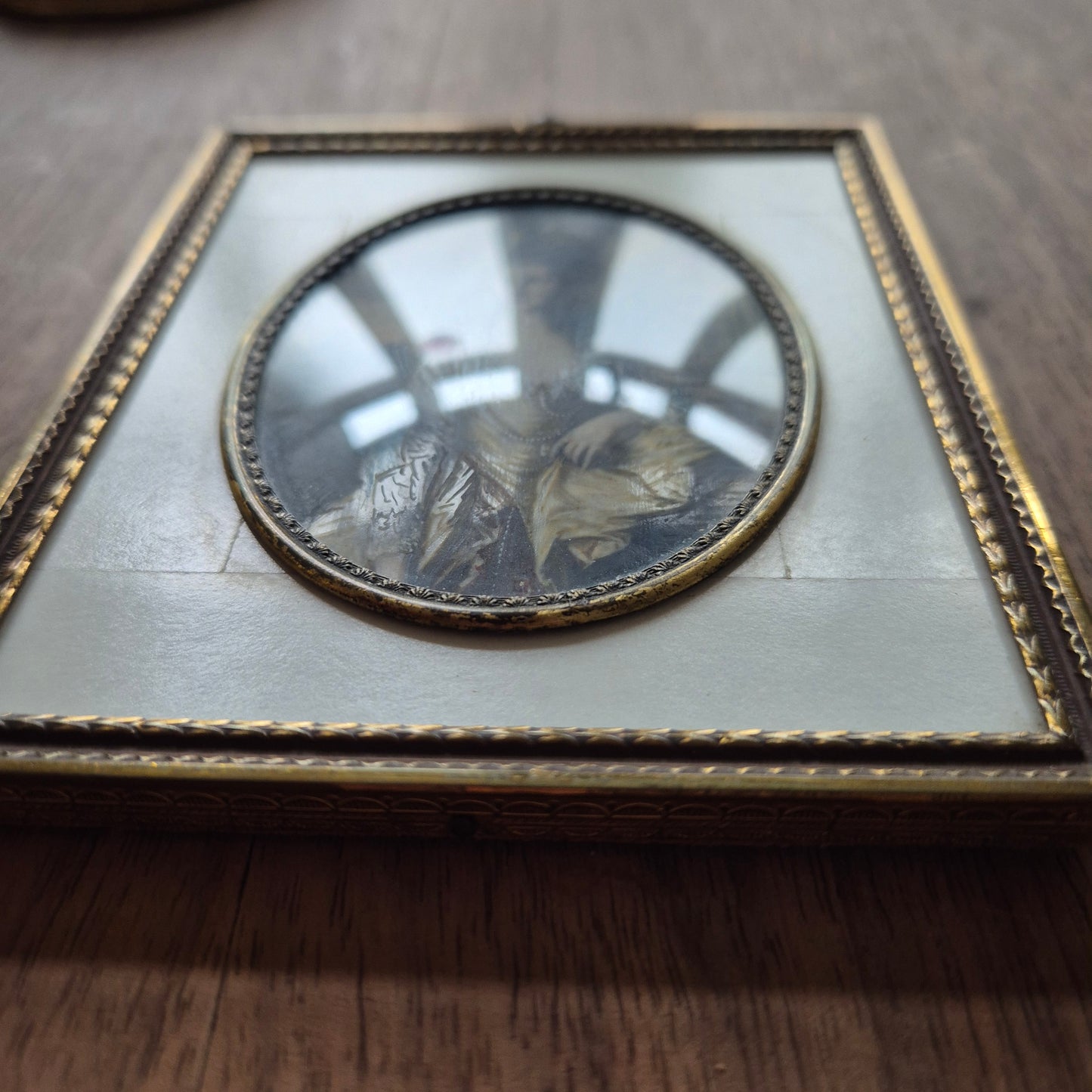 Antike viktorianische Miniaturmalerei / Lupenmalerei Porträt auf Bein / Porzellan Messing gerahmt