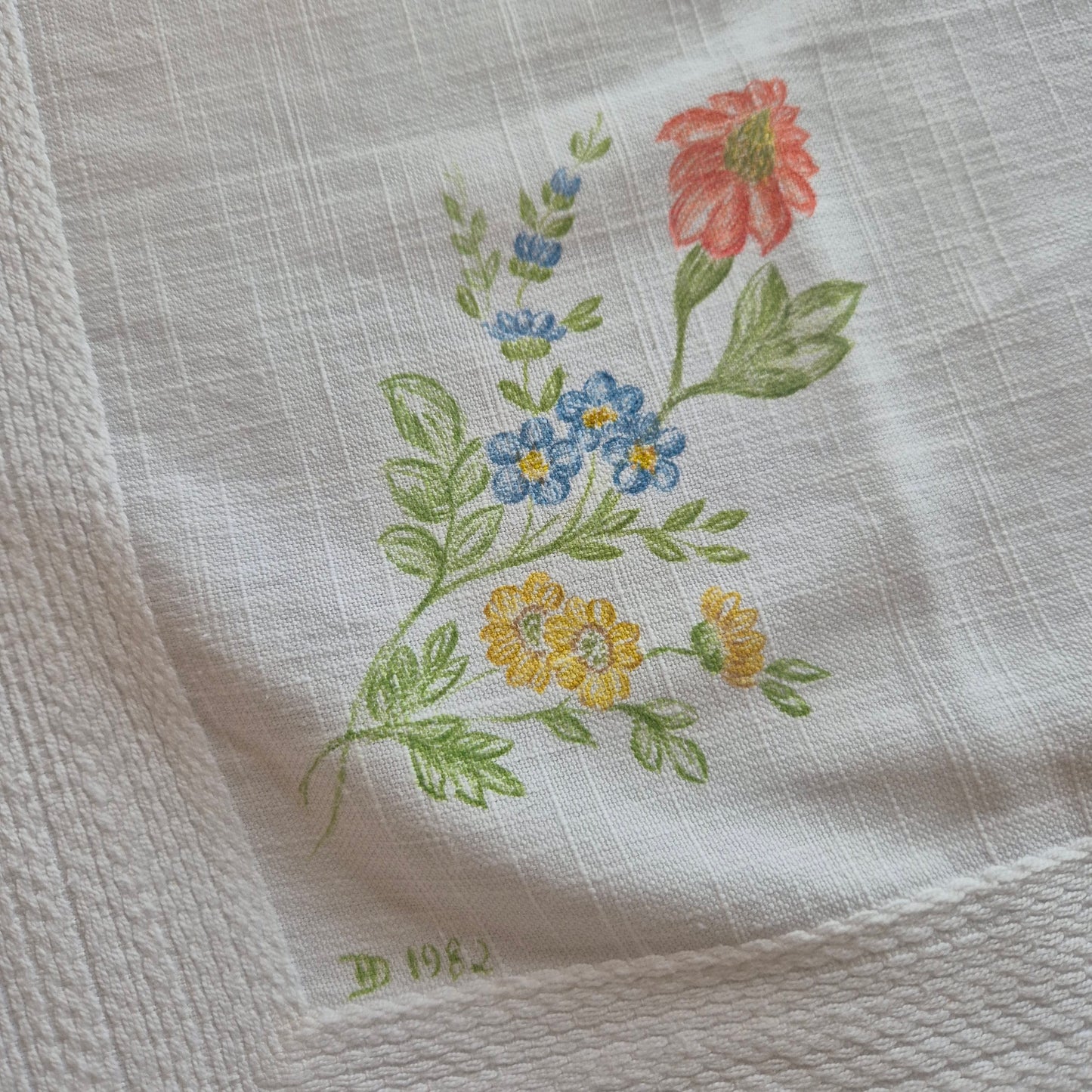 Vintage Baumwolle Tischdecke von 1982 weiß mit Blumendruck  126x126cm