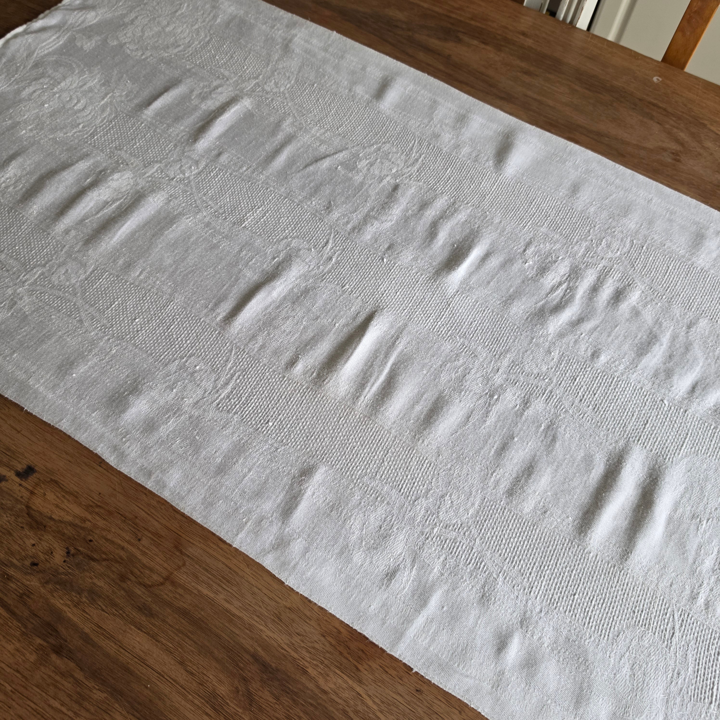 Antiker Damast-Tischläufer mit handgesticktem Monogramm – Vintage-Eleganz - 47x103cm