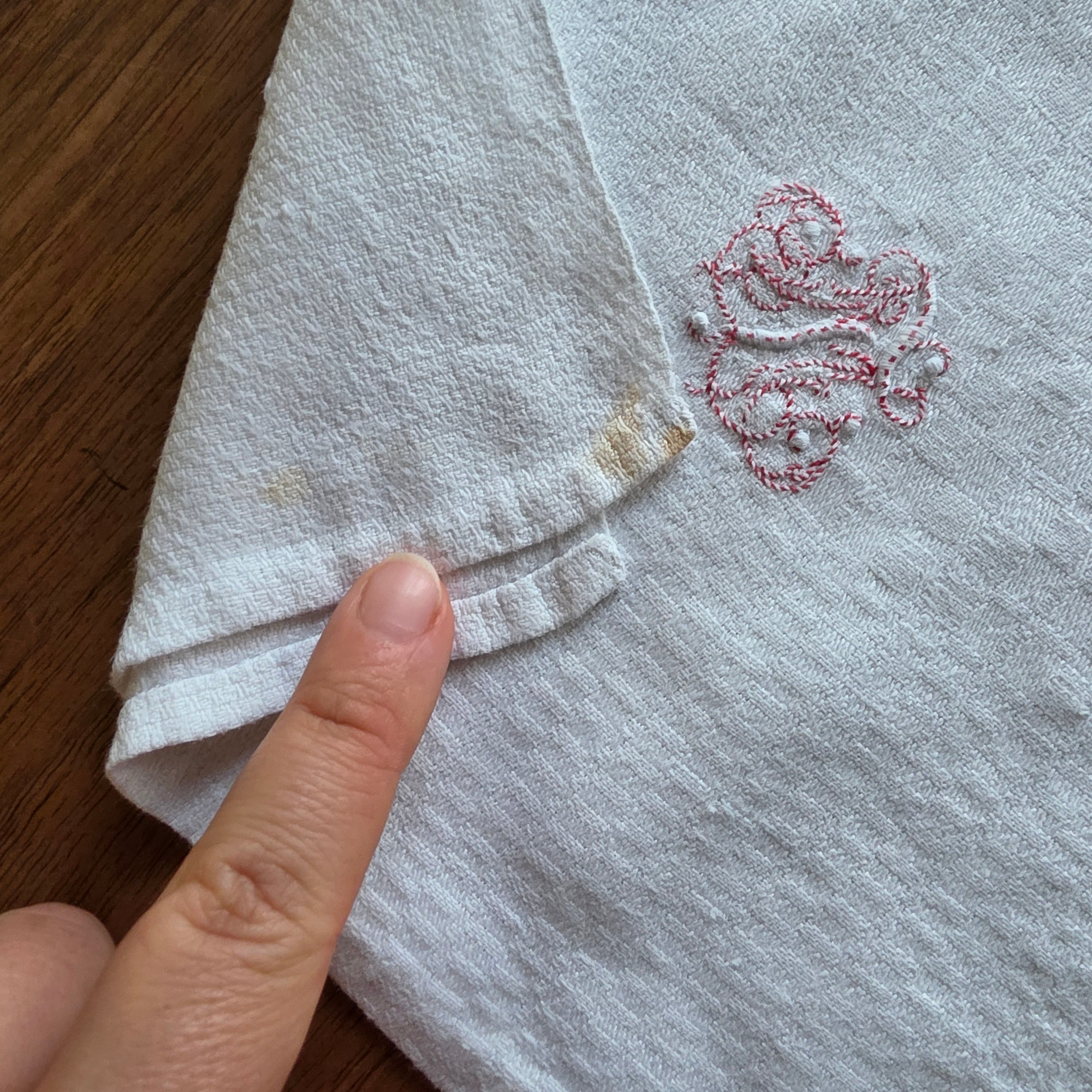 Antike Jugendstil-Mitteldecke - Serviette mit handgesticktem Monogramm M.T. – um 1900 - 69x69cm