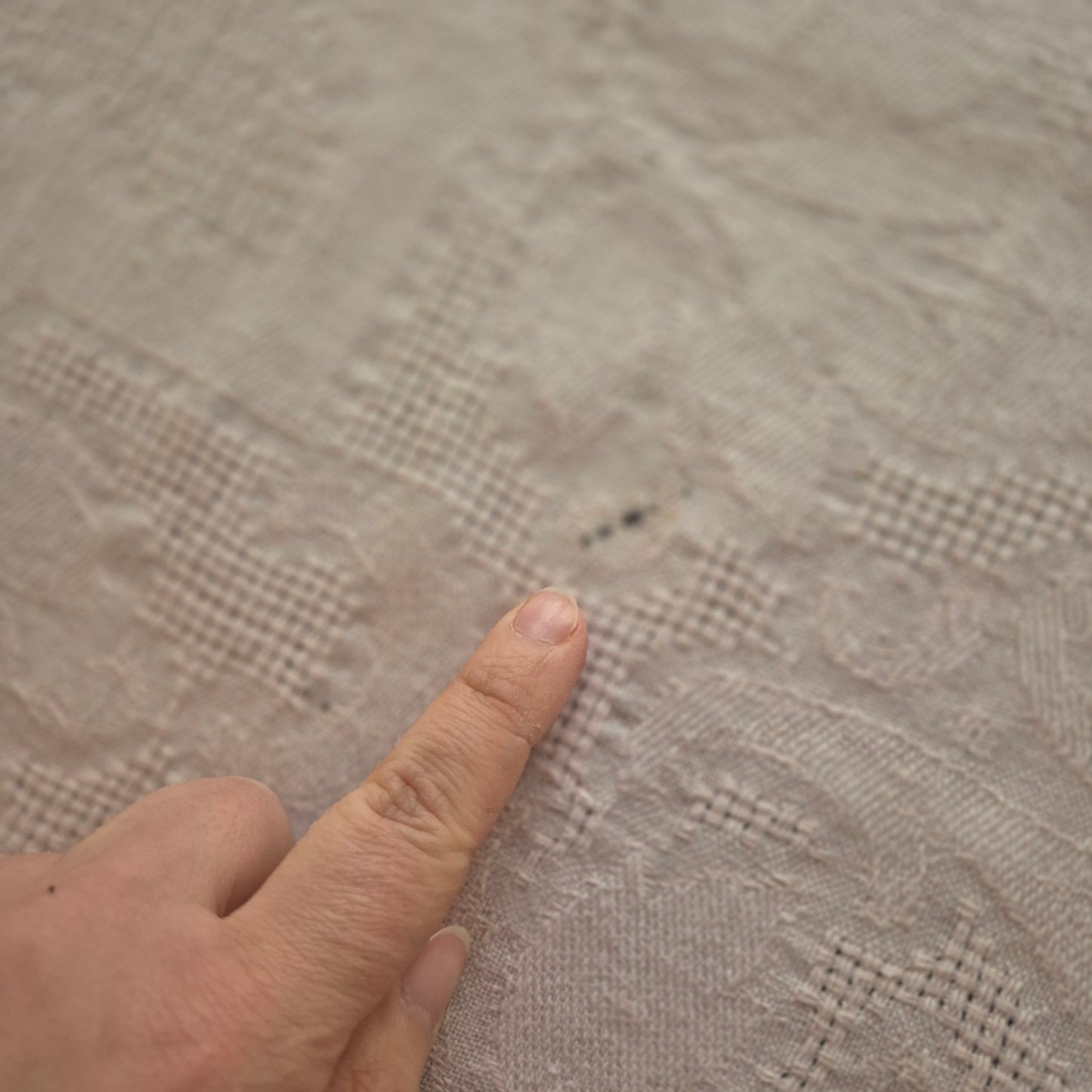 Wunderschöne Vintage Leinen Tischdecke mit Damast Blumendekor leider mit Fleck! 130x215cm Altrosa