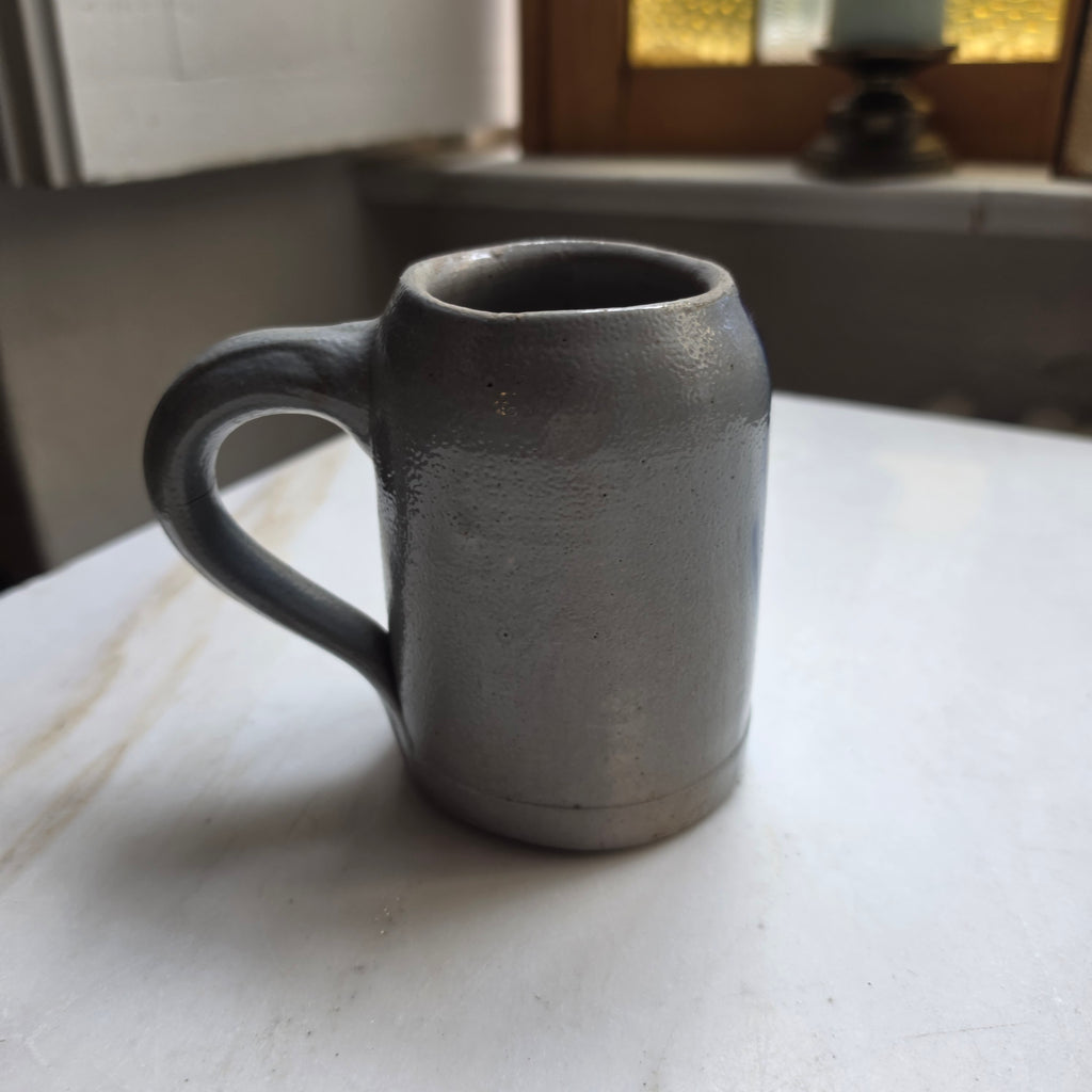 Vintage Steingut-Tasse in Grau mit blauer Handbemalung