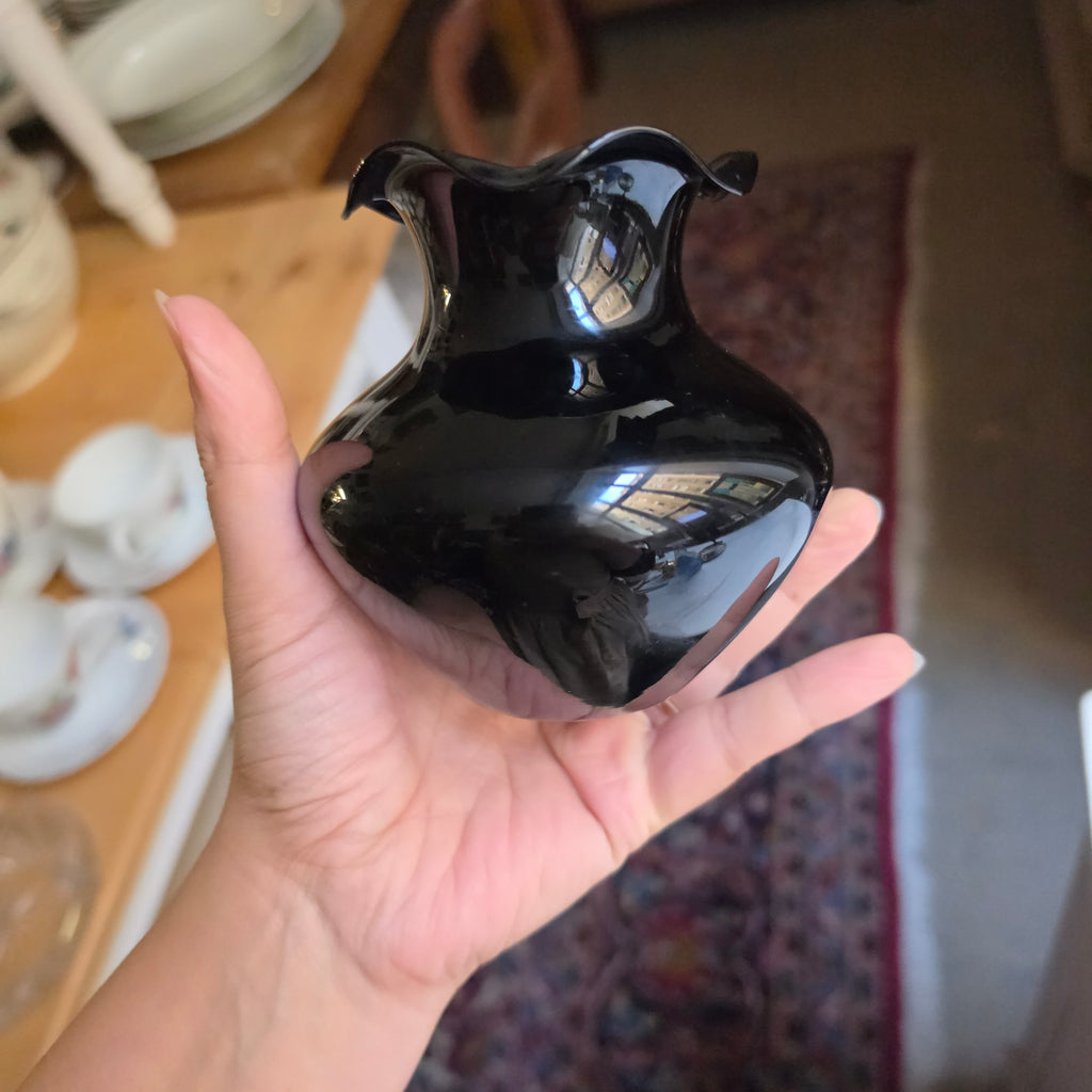 Eleganter Vintage-Mini-Vase aus Schwarzem Glas - Mundgeblasen mit gewelltem Rand
