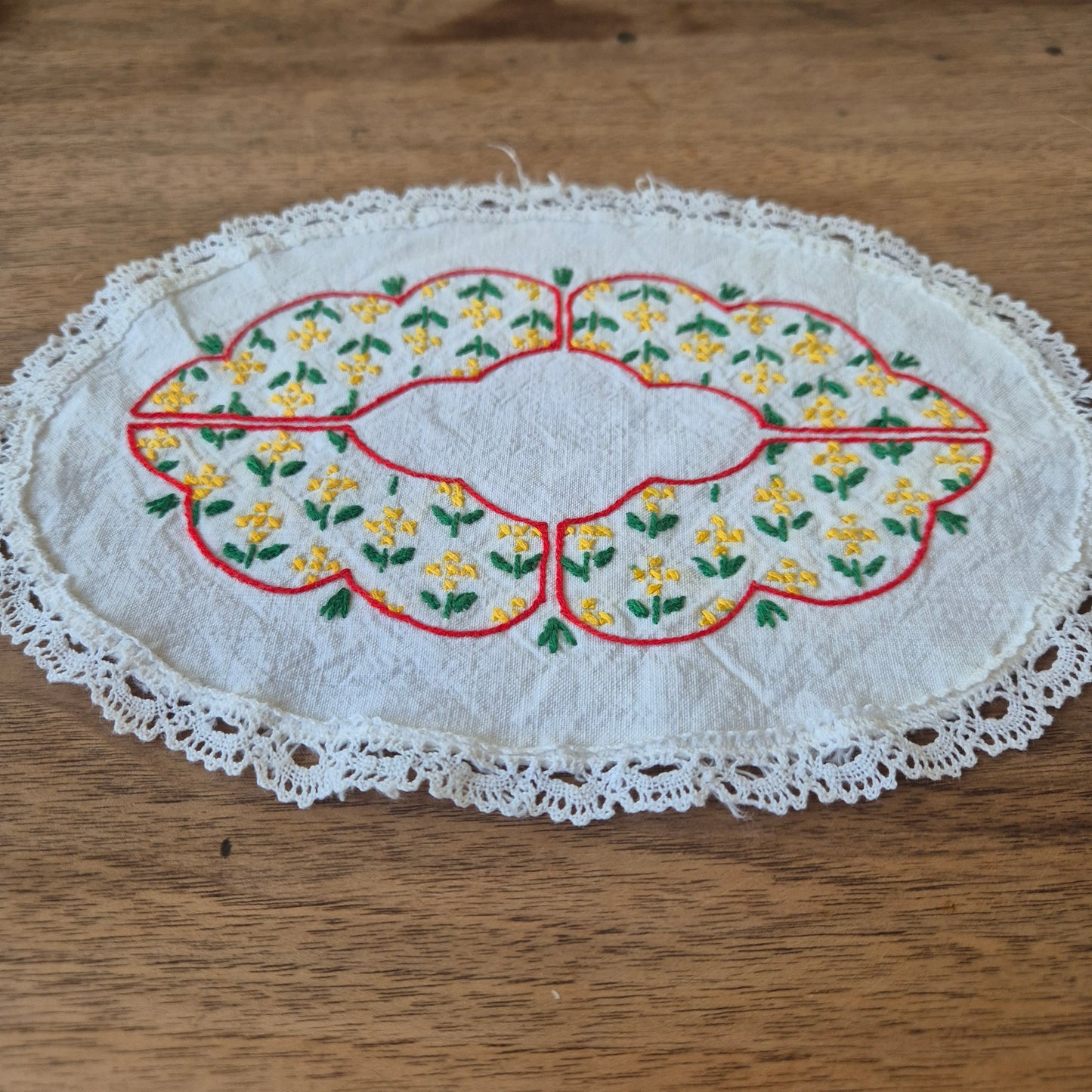 Antikes kleines Zierdeckchen weiß gehäkelt geklöppelt bestickt Baumwolle 27x19cm oval
